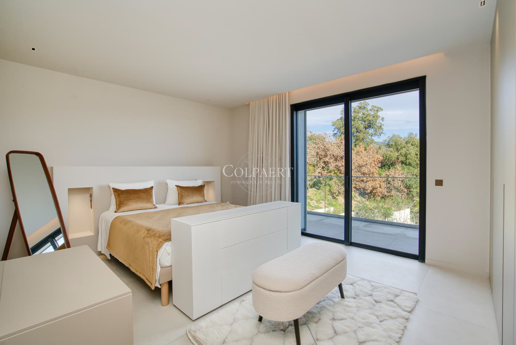 Suite parentale spacieuse avec salle de bains privative dans cette villa de prestige à Grimaud offrant confort et intimité.