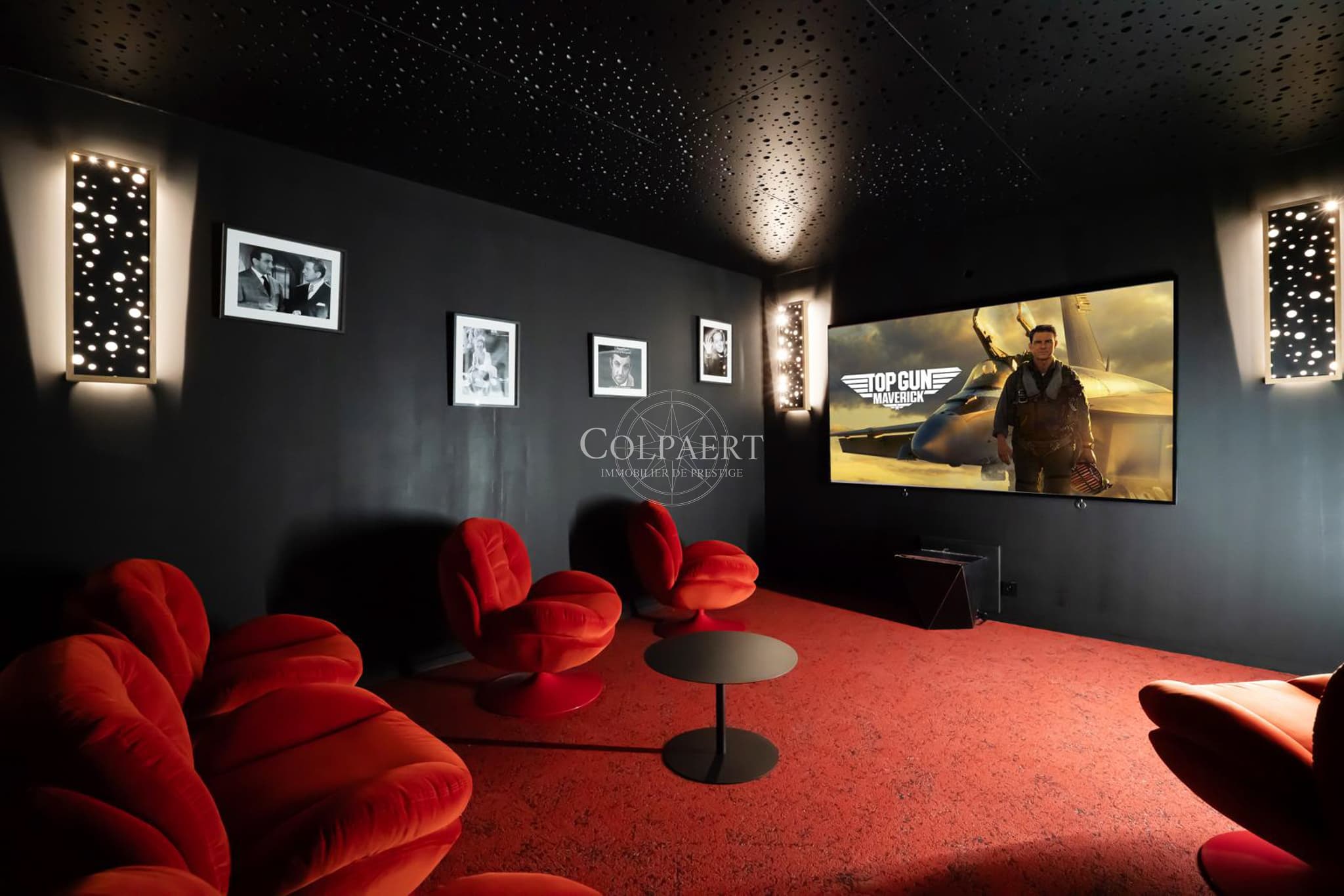 Salle de projection privée aménagée dans cette villa de prestige à Grimaud pour une expérience cinéma à domicile.