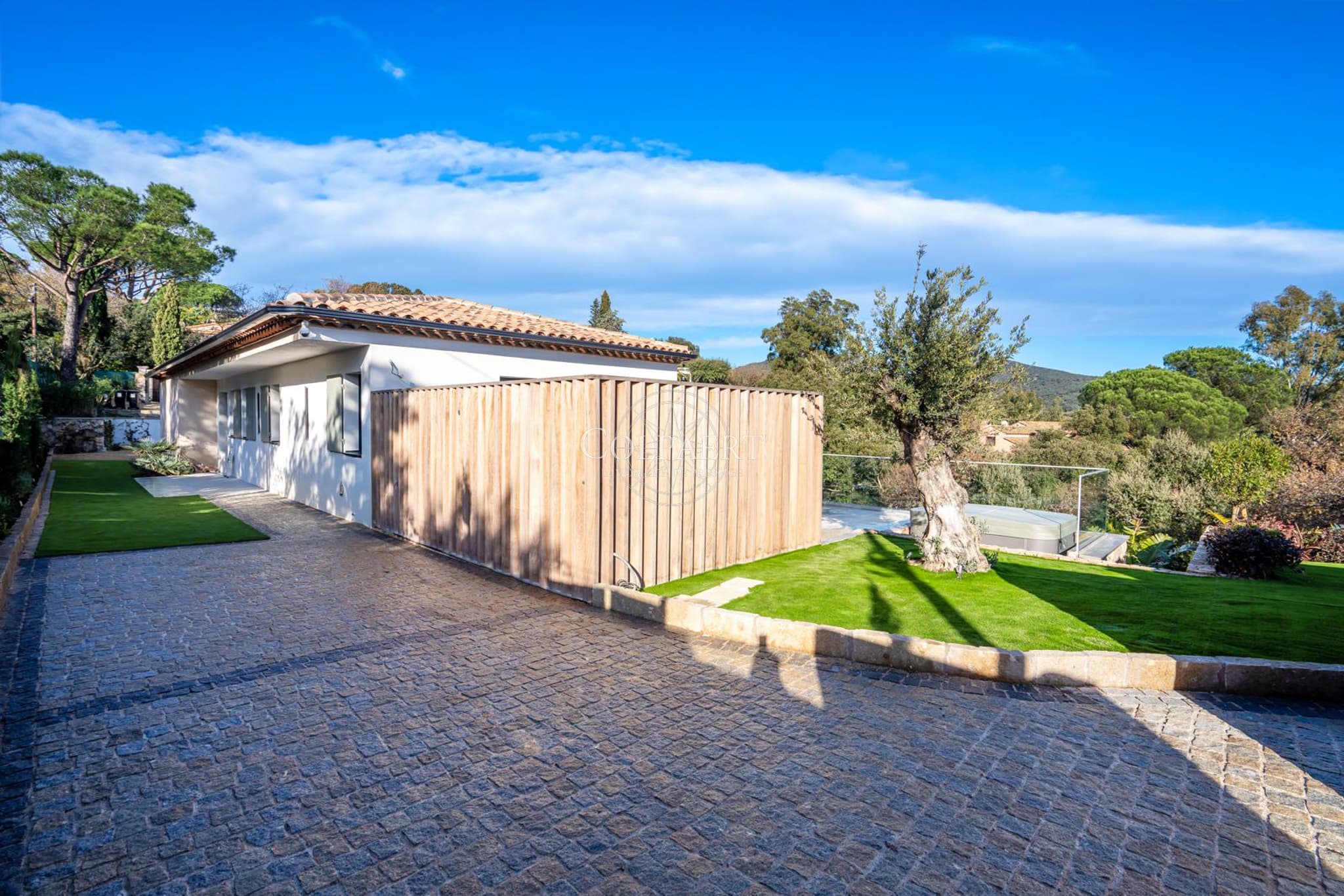 Jardin paysager soigneusement aménagé sur terrain plat de 1 627 m² entourant cette villa de prestige à Grimaud avec vue dégagée.
