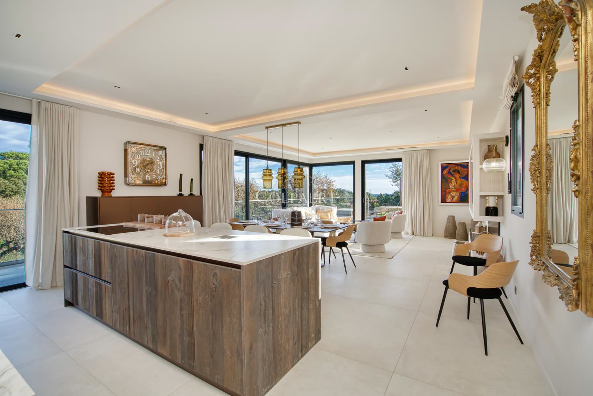 Cuisine ouverte entièrement équipée avec finitions haut de gamme dans cette villa de luxe à Grimaud.