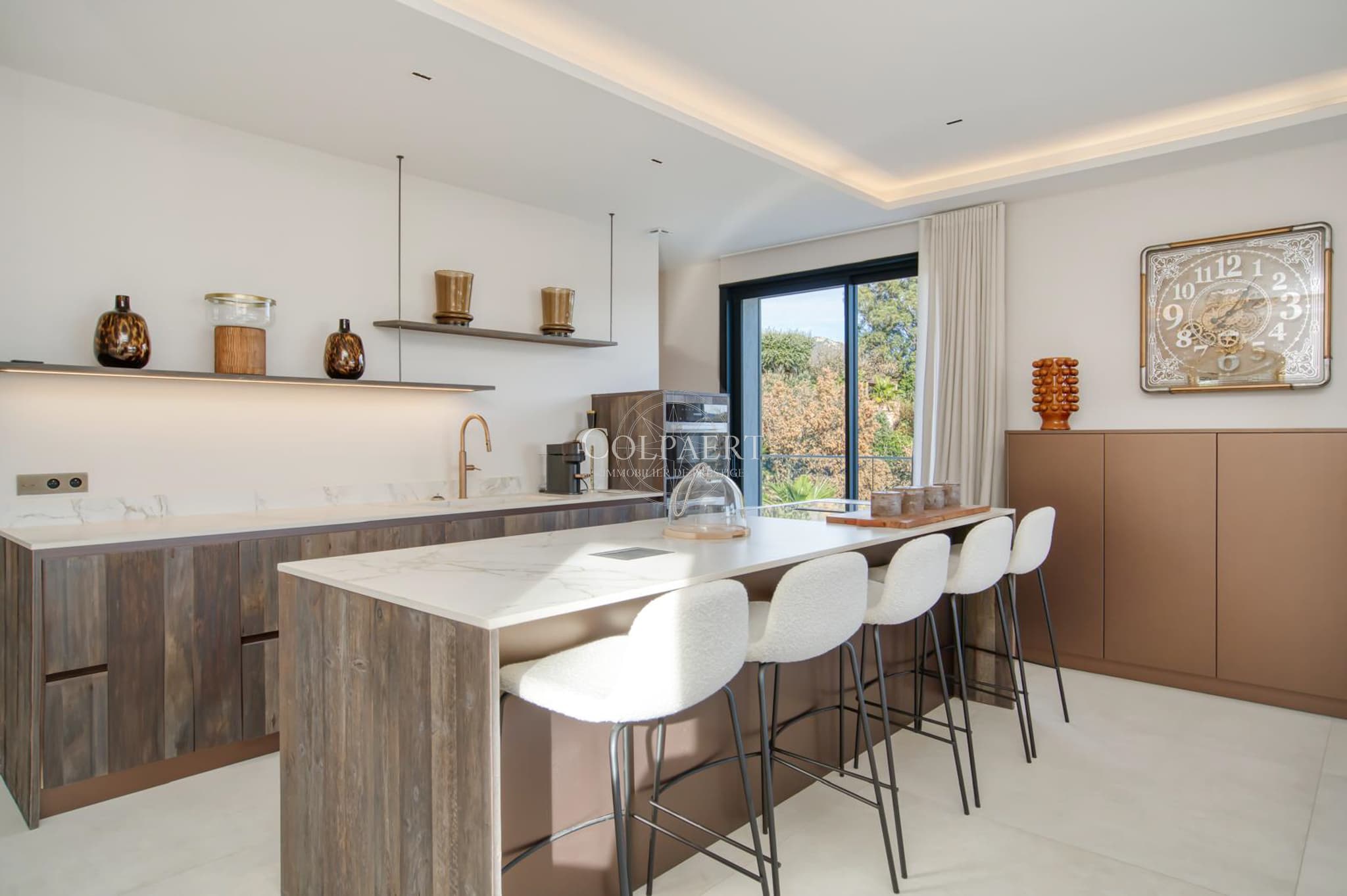 Cuisine ouverte entièrement équipée avec finitions haut de gamme dans cette villa de luxe à Grimaud.