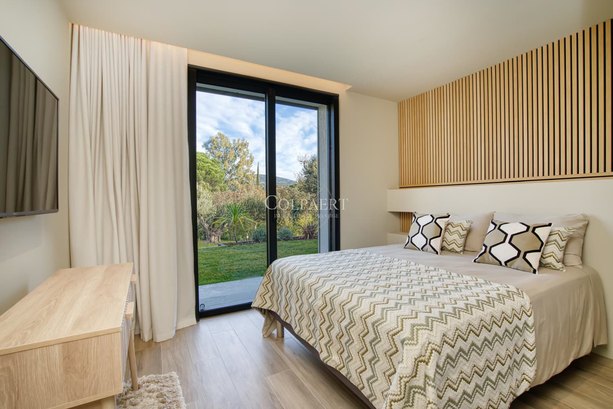 Chambre en suite élégante avec rangements sur mesure dans cette villa de luxe à Grimaud.