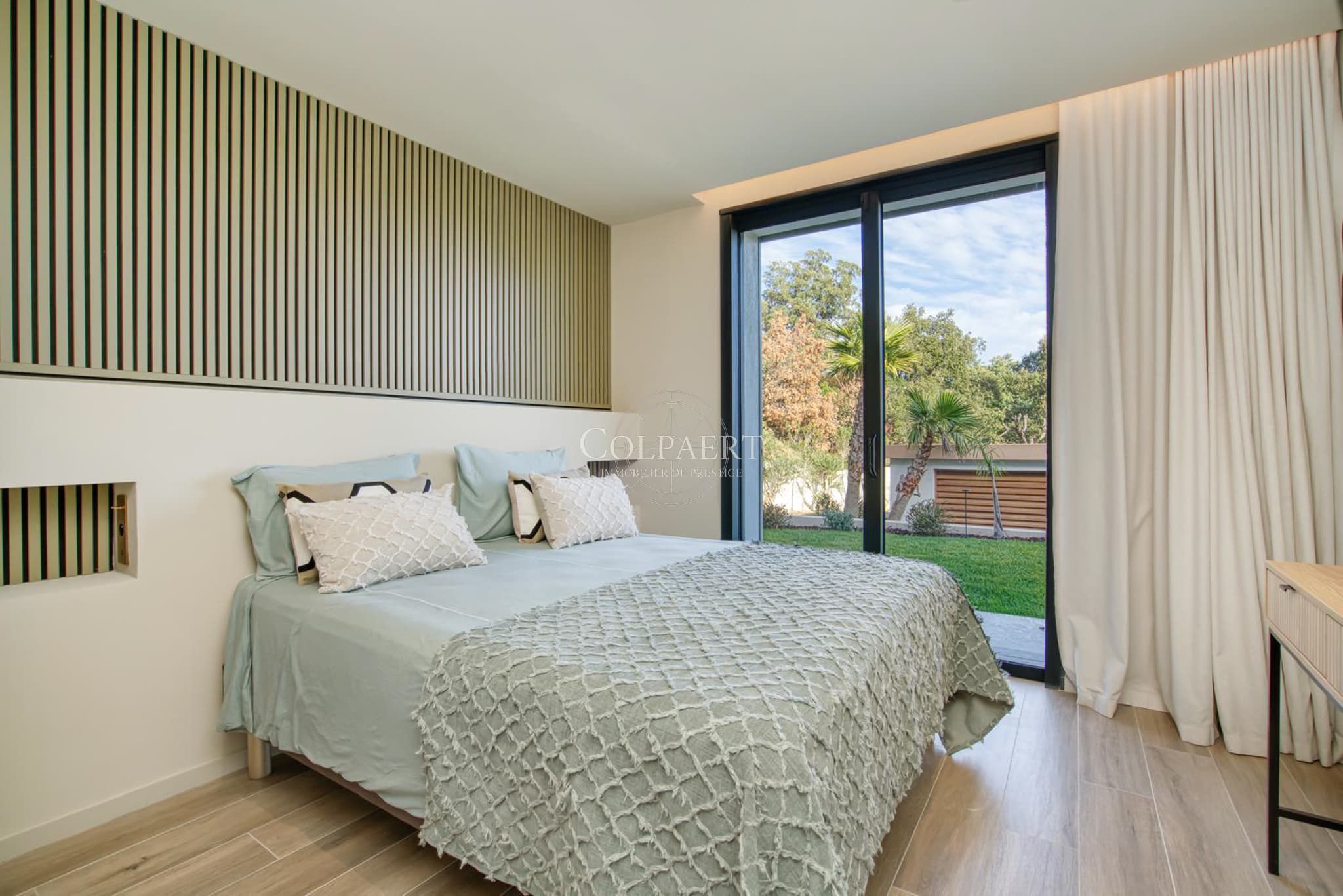 Chambre en suite élégante avec rangements sur mesure dans cette villa de luxe à Grimaud.