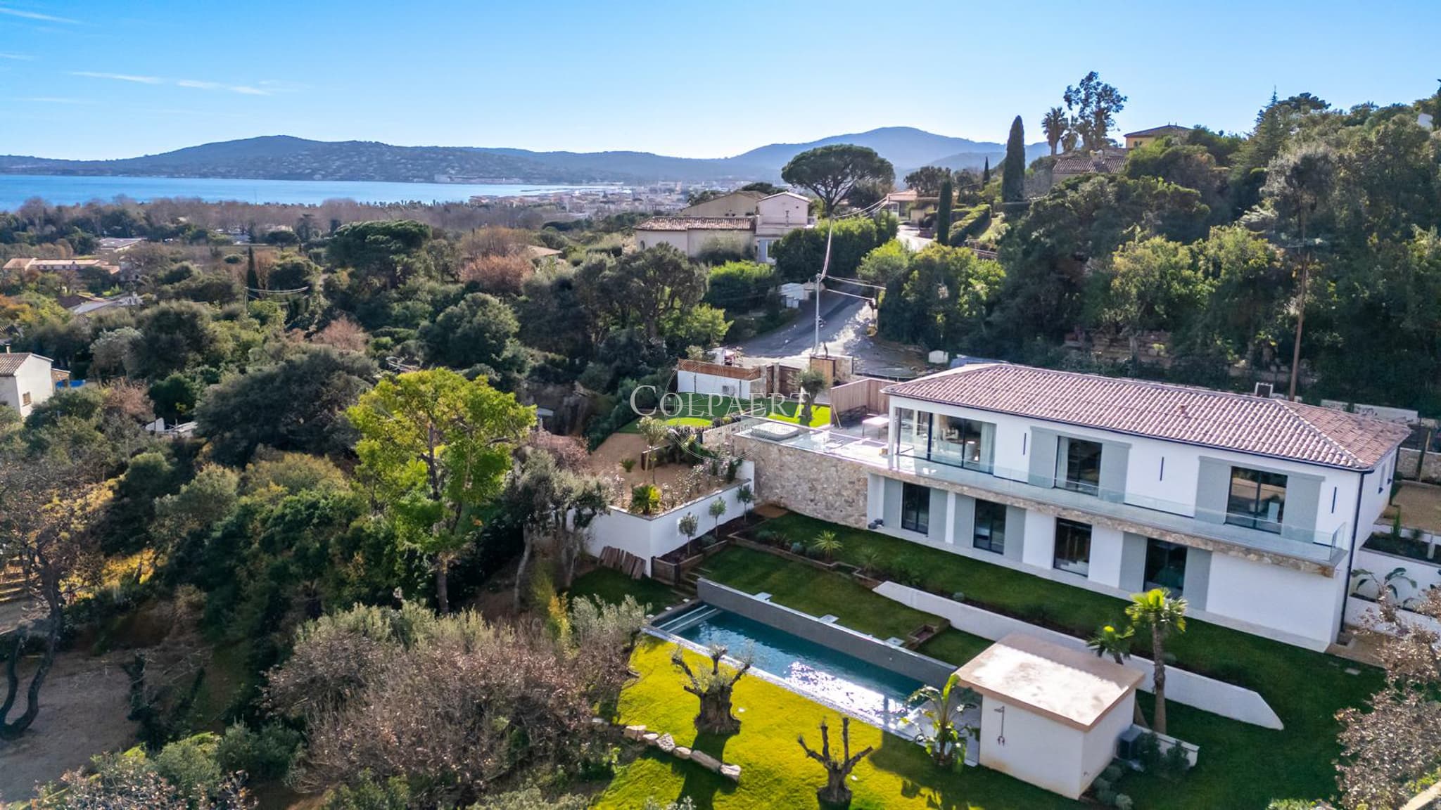Façade élégante de cette propriété de prestige à Grimaud avec vue mer, située dans un domaine privé sécurisé au cœur d’un environnement résidentiel privilégié.