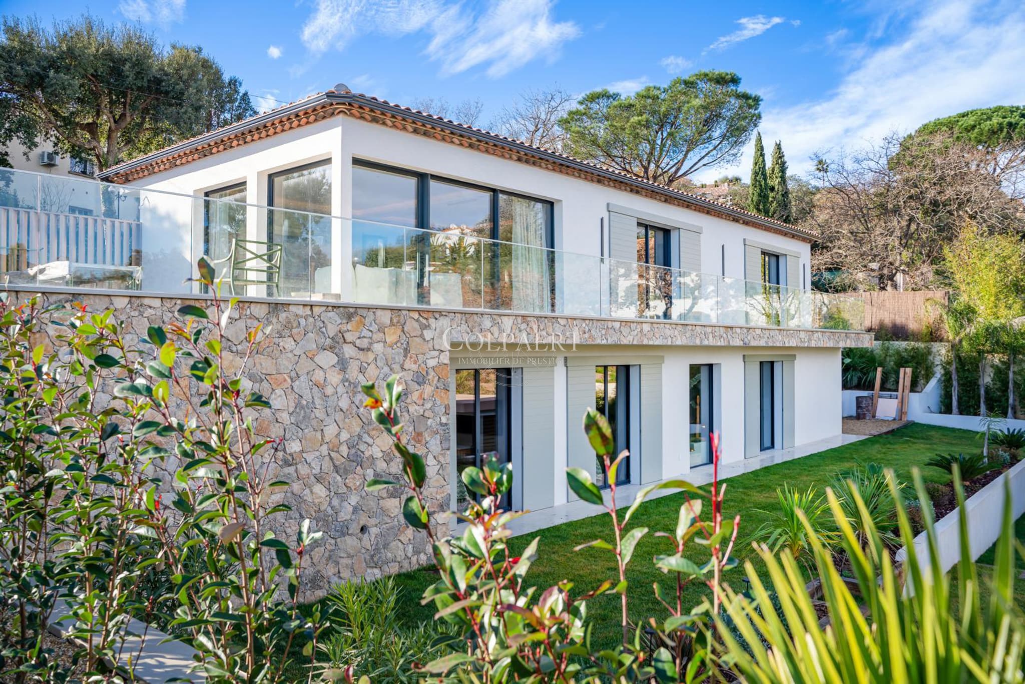 Façade élégante de cette propriété de prestige à Grimaud avec vue mer, située dans un domaine privé sécurisé au cœur d’un environnement résidentiel privilégié.