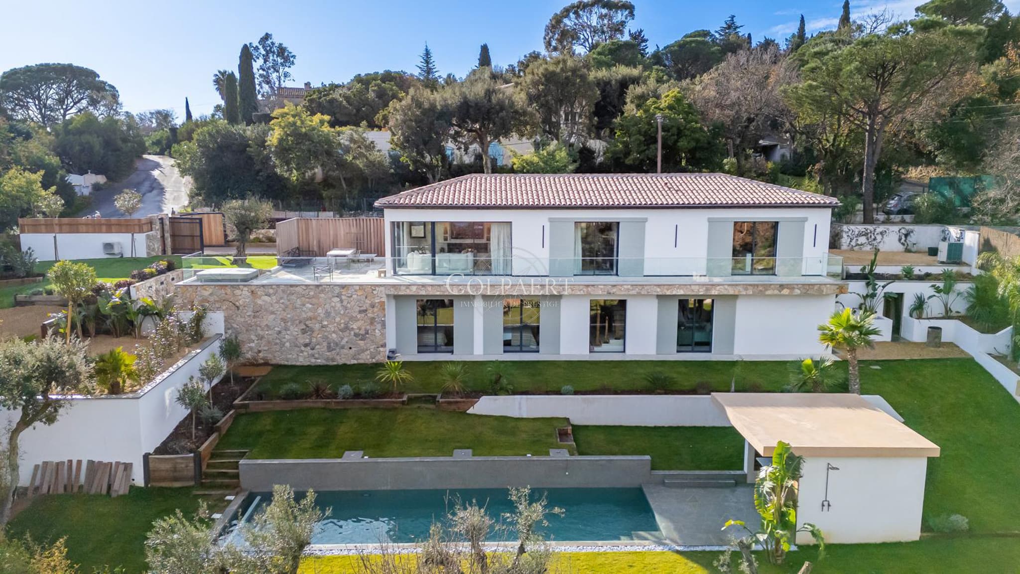 Piscine chauffée intégrée dans un jardin paysager pour cette villa de luxe à Grimaud, idéale pour profiter du climat méditerranéen toute l’année.