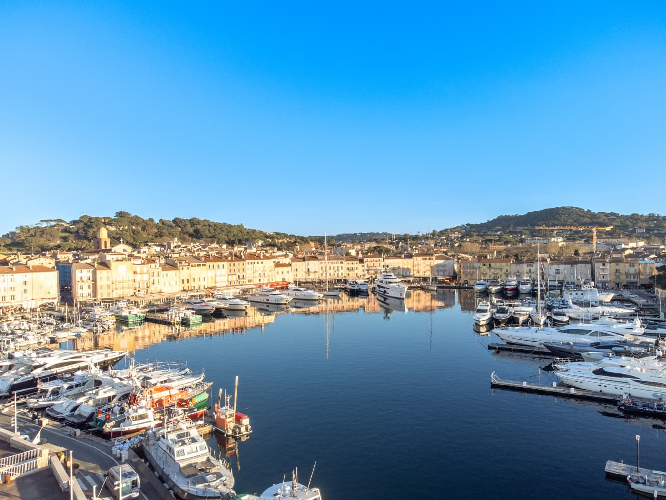 Appartement à vendre au premier étage à Saint-Tropez avec vue panoramique sur le port. Emplacement central et charme authentique.