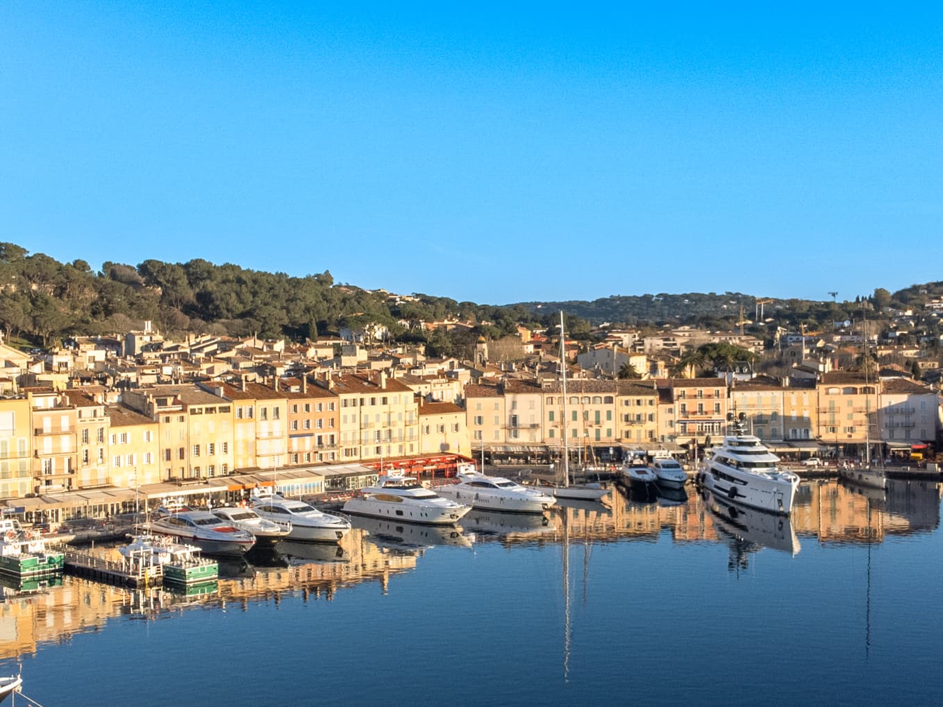 Appartement à vendre au premier étage à Saint-Tropez avec vue panoramique sur le port. Emplacement central et charme authentique.