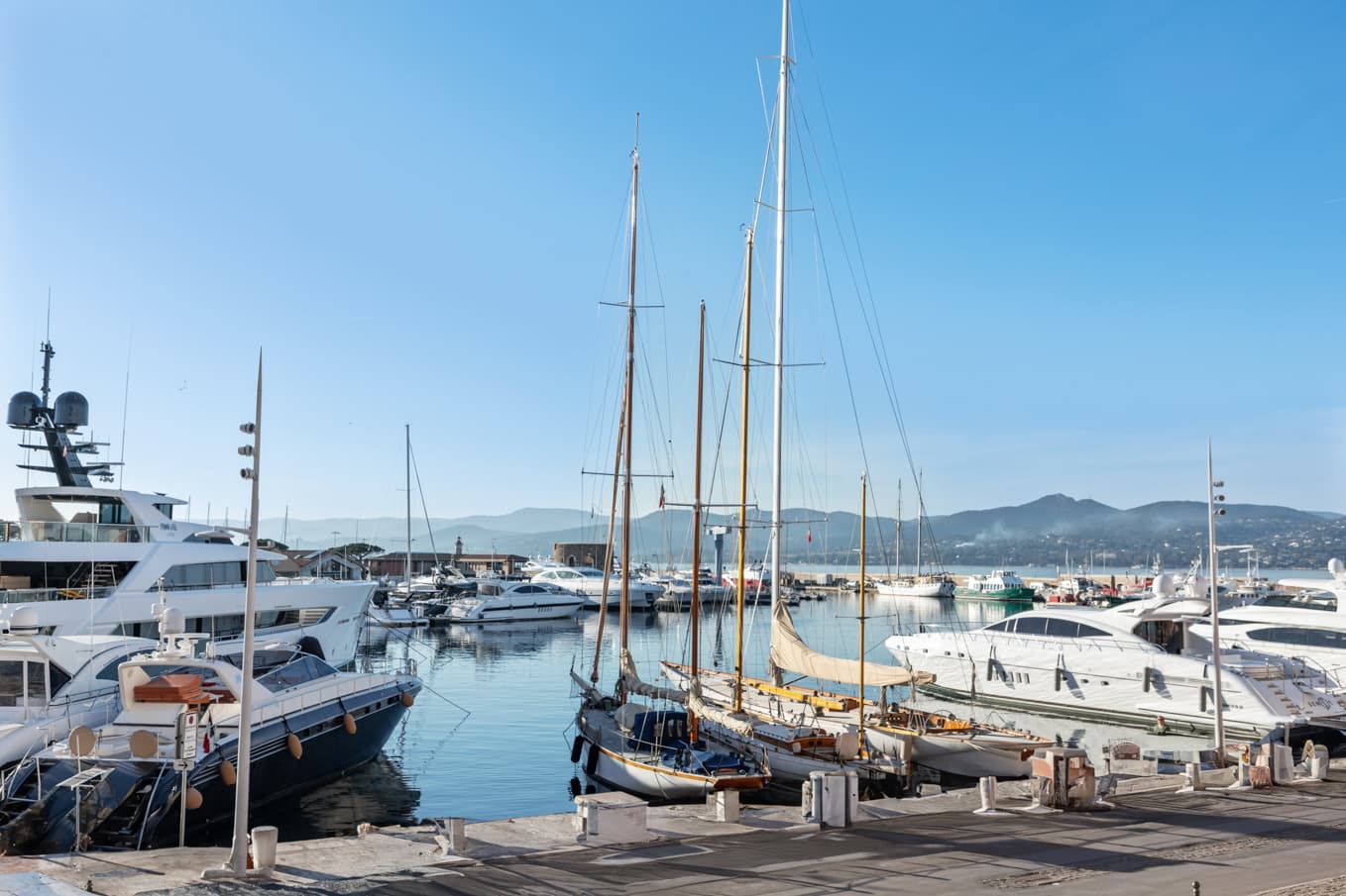 Appartement exceptionnel à vendre à Saint-Tropez, premier étage, 1 chambre, vue port et séjour lumineux dans immeuble authentique.