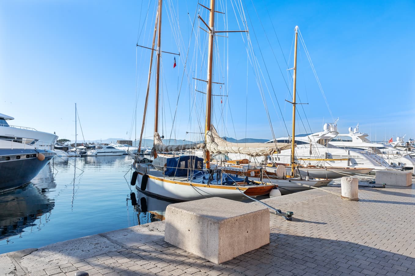 Appartement exceptionnel à vendre à Saint-Tropez, premier étage, 1 chambre, vue port et séjour lumineux dans immeuble authentique.