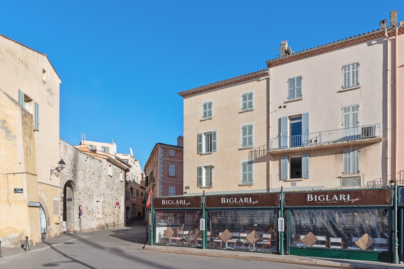 Appartement à vendre à Saint-Tropez, premier étage dans immeuble authentique. Façade soignée et emplacement idéal face au port.