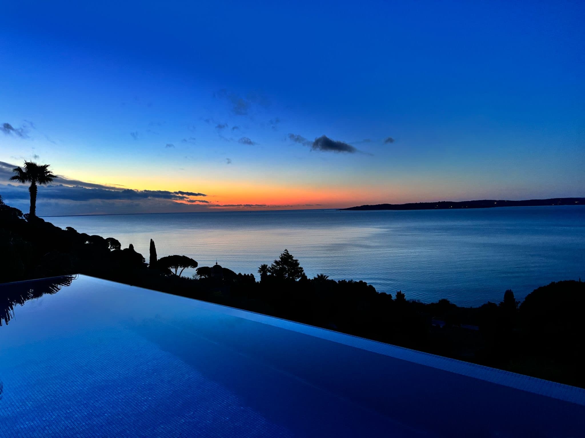 Panorama de nuit à couper le souffle depuis la villa à vendre à Sainte-Maxime, offrant une vue illuminée sur la mer et le golfe de Saint-Tropez