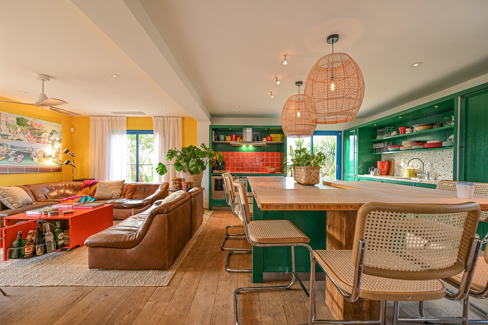 Espace cuisine et salle à manger moderne dans une villa à vendre à Saint-Tropez, proche centre et plages.