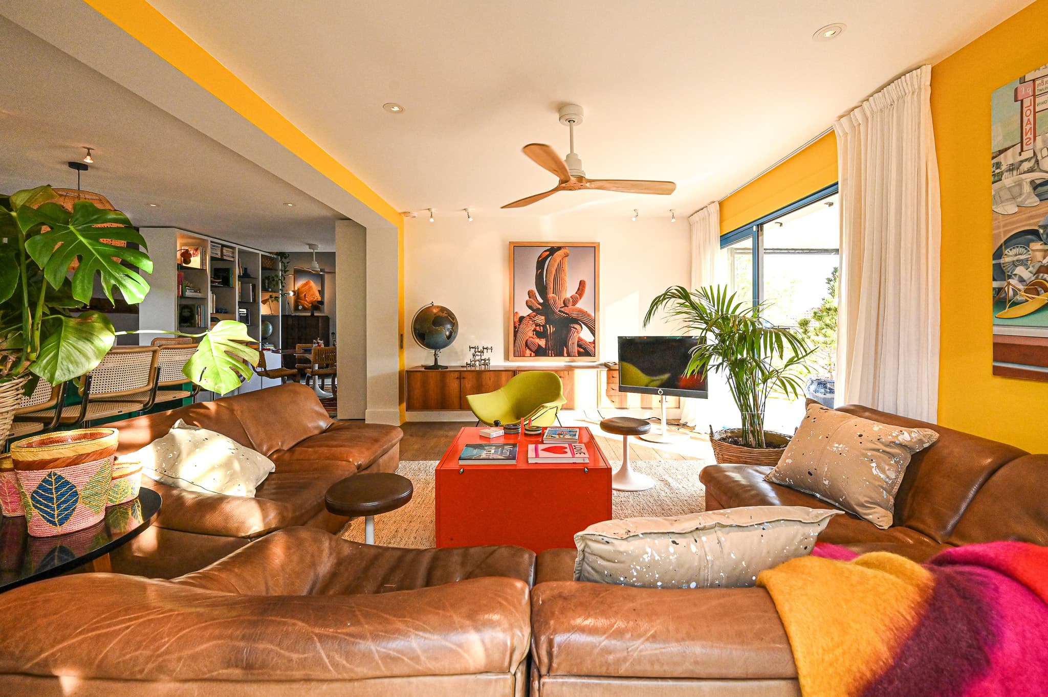 Pièce de vie spacieuse et lumineuse dans villa à vendre à Saint-Tropez, ouverte sur le jardin et les terrasses.