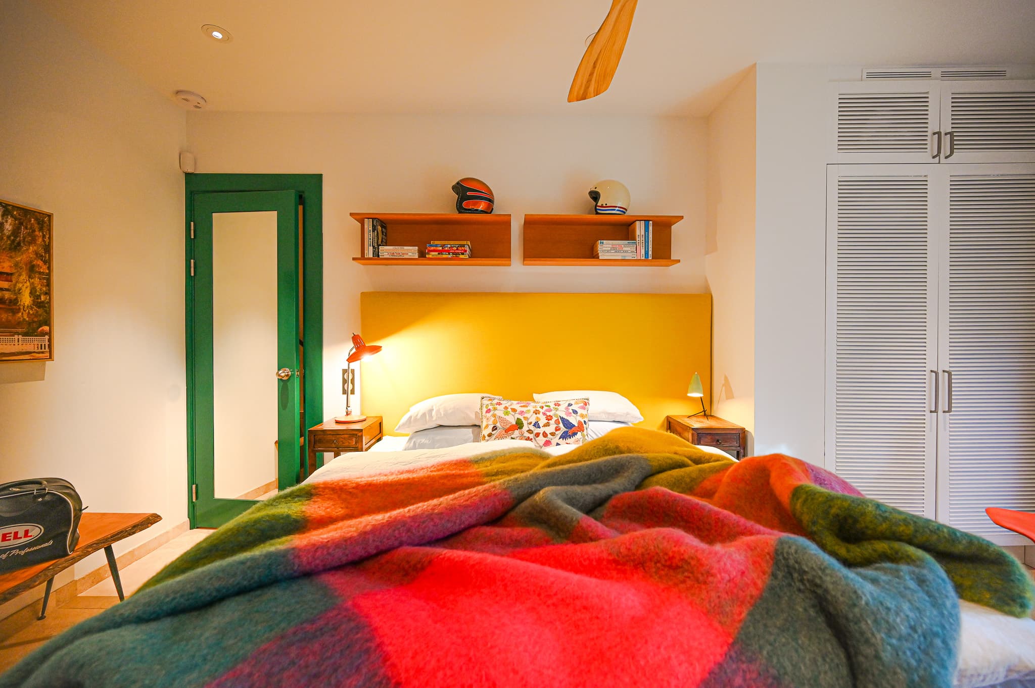 Chambre d’invités raffinée dans villa à vendre à Saint-Tropez, combinant confort et intimité.