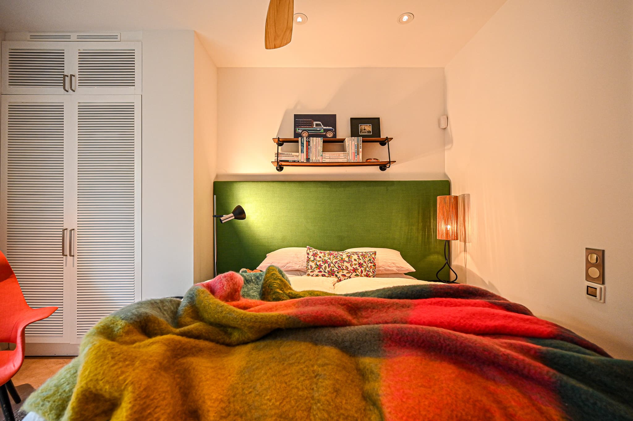 Chambre d’invités raffinée dans villa à vendre à Saint-Tropez, combinant confort et intimité.