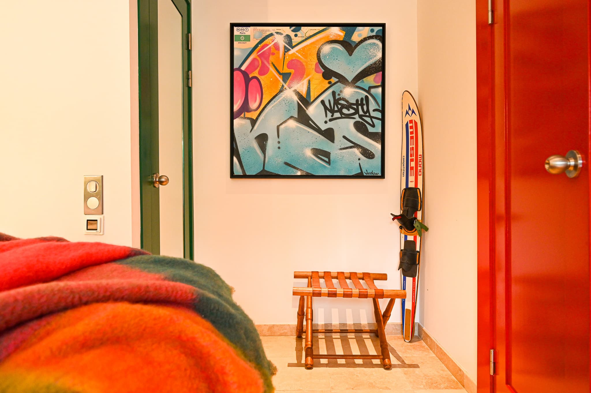 Chambre d’invités raffinée dans villa à vendre à Saint-Tropez, combinant confort et intimité.