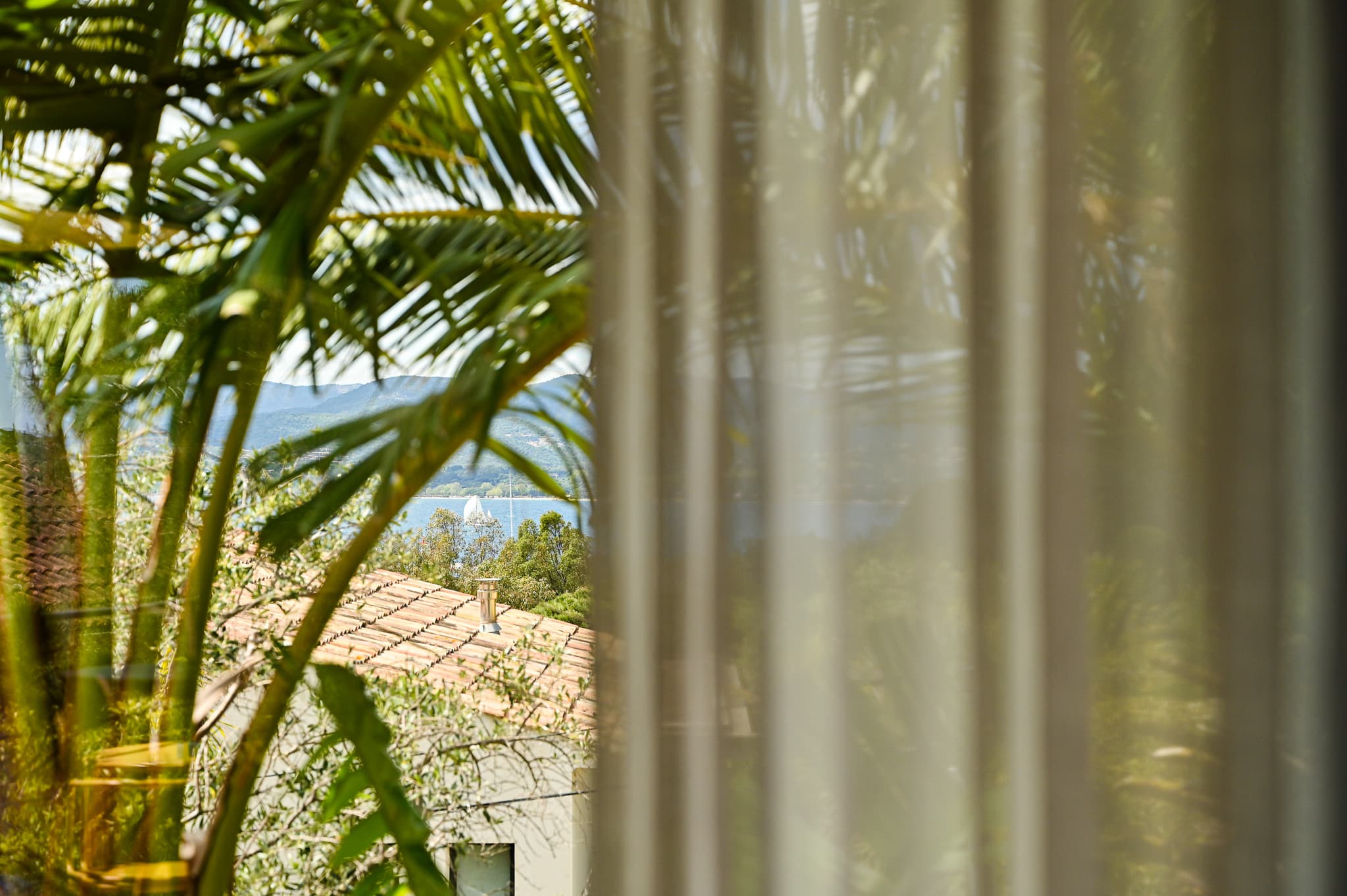 Panorama méditerranéen depuis les terrasses d’une élégante villa à vendre à Saint-Tropez.