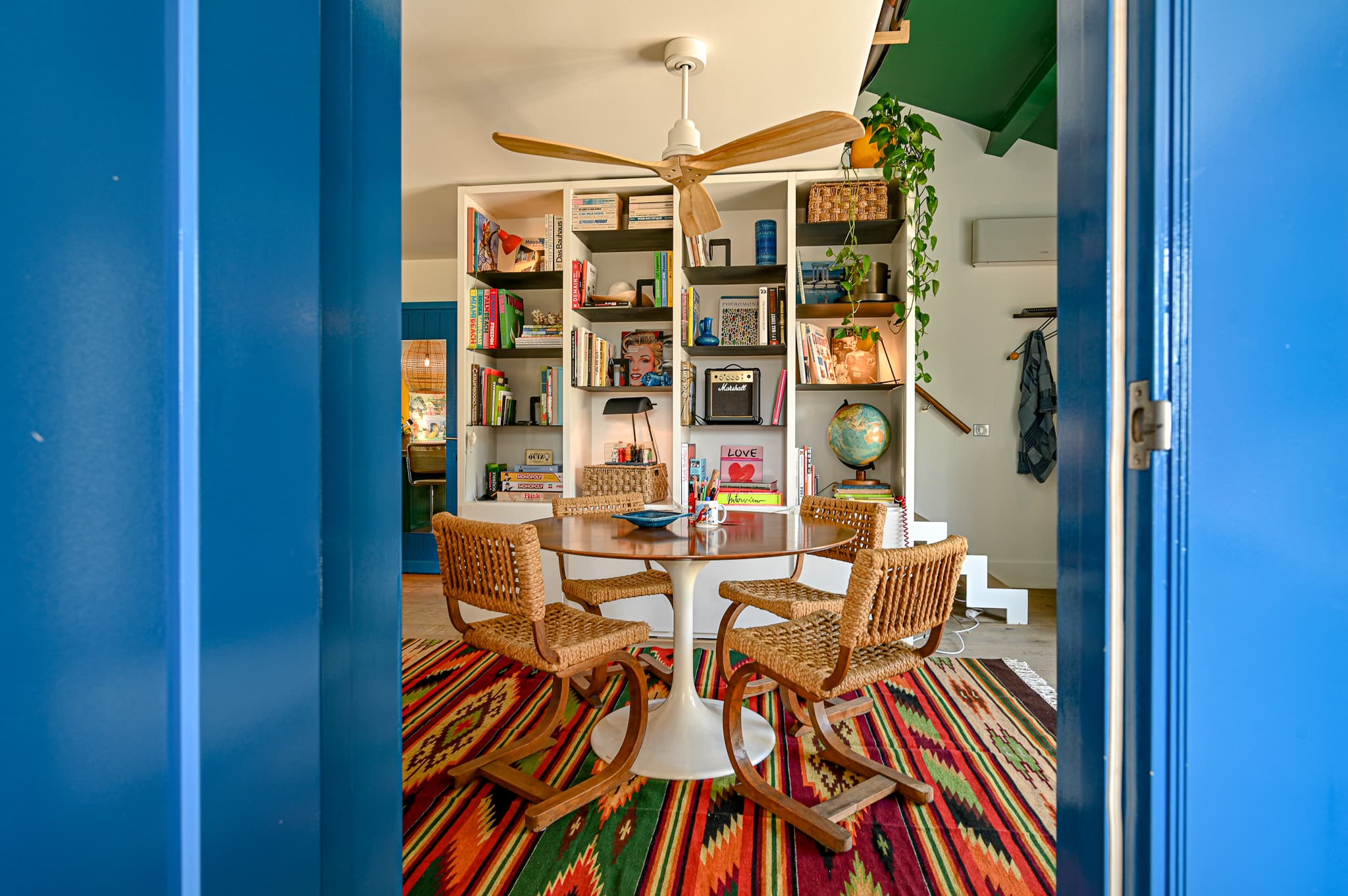 Salle à manger ouverte sur le séjour et la terrasse, parfaite pour profiter de la lumière du Sud.