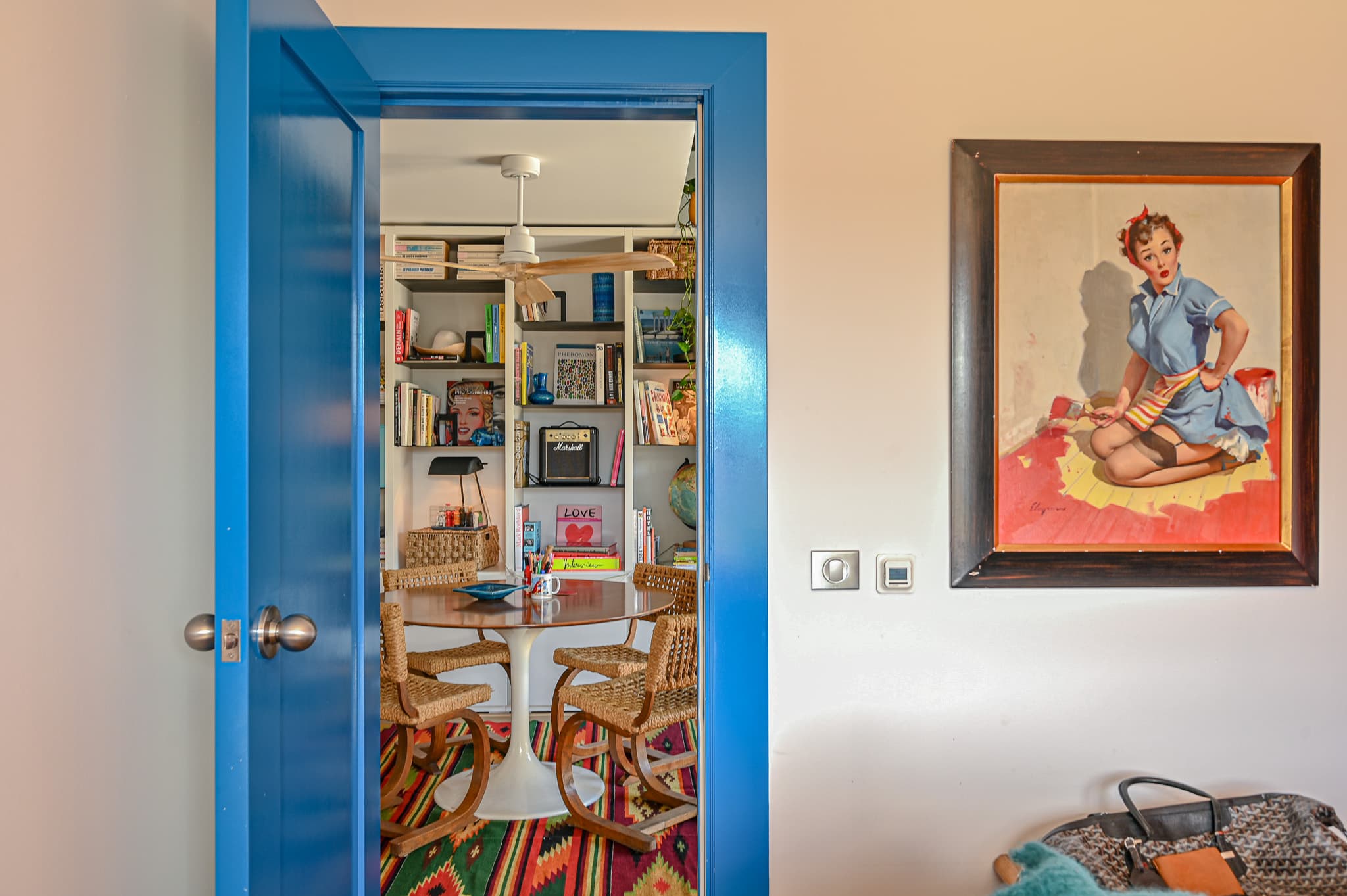 Salle à manger ouverte sur le séjour et la terrasse, parfaite pour profiter de la lumière du Sud.