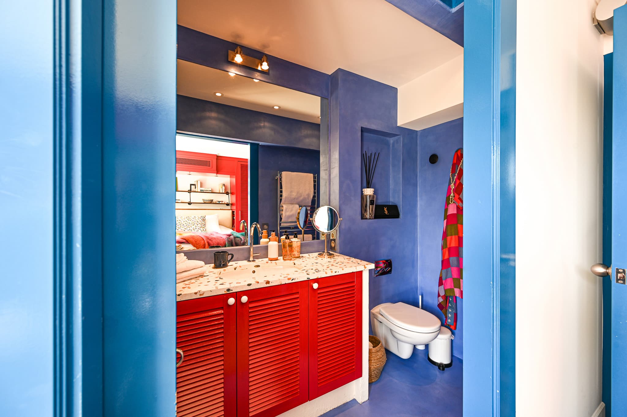 Salle d’eau élégante avec matériaux haut de gamme dans une villa à vendre à Saint-Tropez.