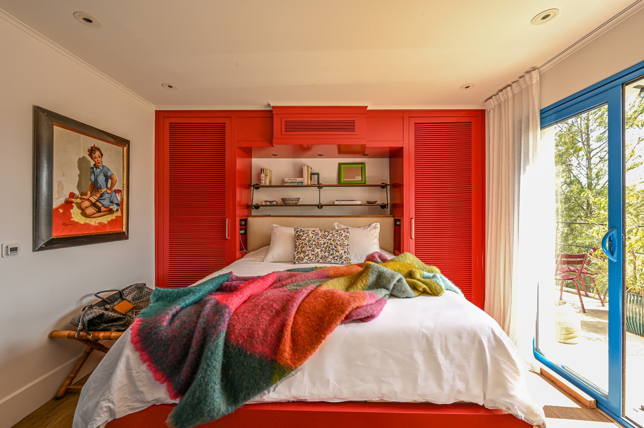 Suite parentale spacieuse et apaisante avec accès terrasse, dans une villa à vendre à Saint-Tropez.