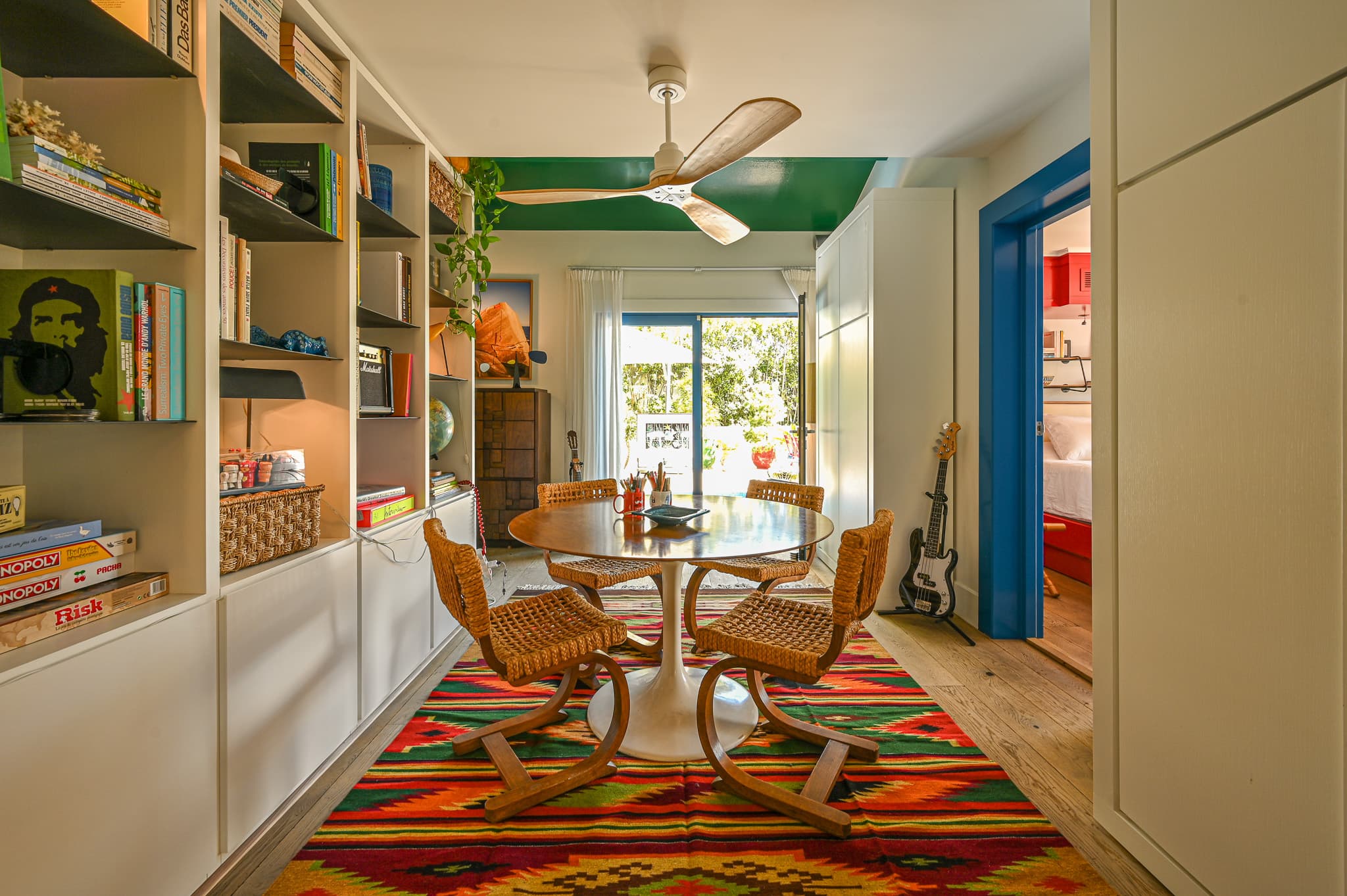 Salle à manger ouverte sur le séjour et la terrasse, parfaite pour profiter de la lumière du Sud.