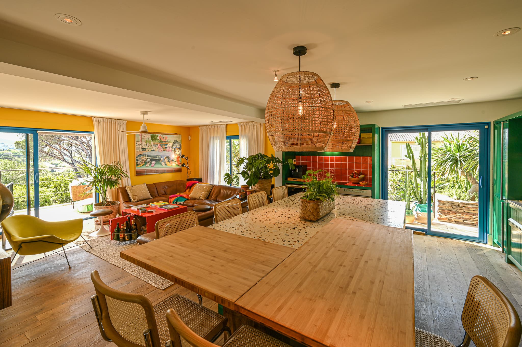 Espace cuisine et salle à manger moderne dans une villa à vendre à Saint-Tropez, proche centre et plages.