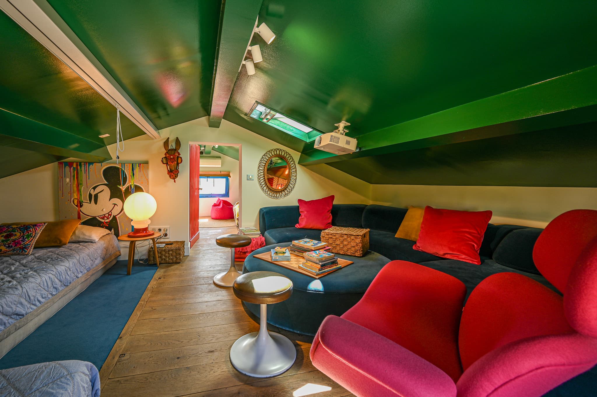 Dernier étage cosy avec chambre mansardée et coin salon, idéal pour se détendre à Saint-Tropez.