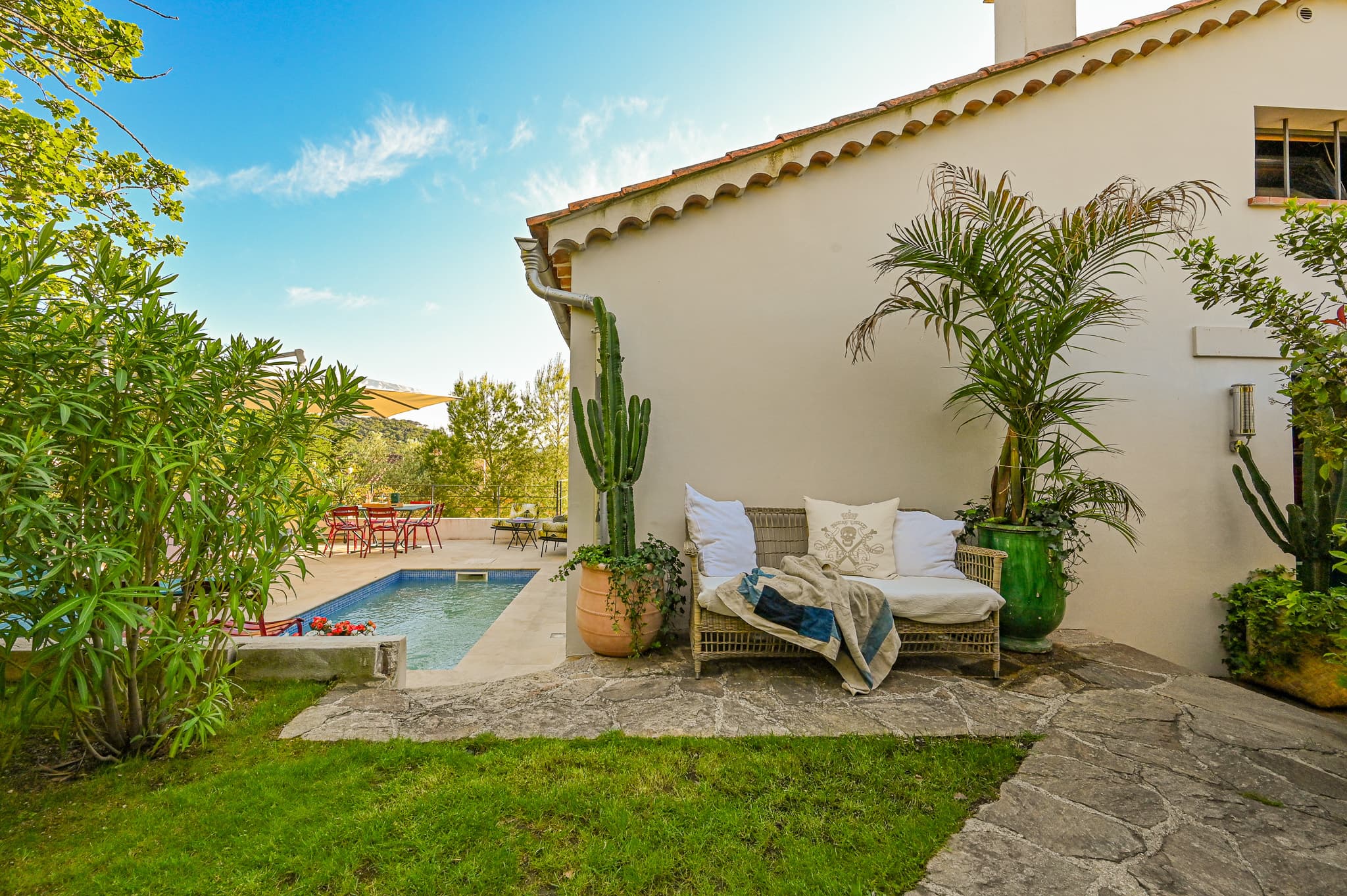 Vue extérieure sur la villa de charme à vendre à Saint-Tropez, alliant architecture provençale et élégance contemporaine.