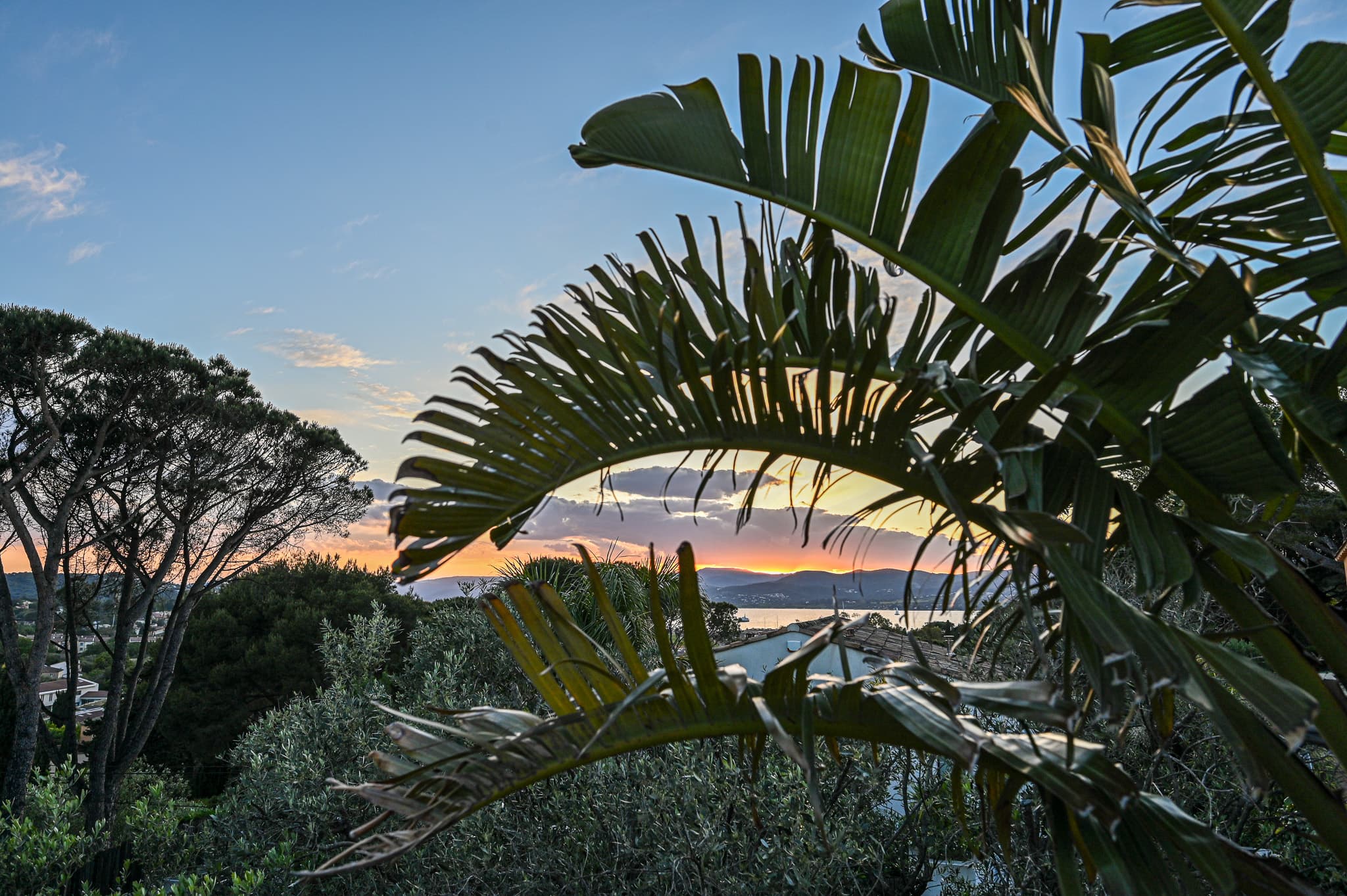 Panorama méditerranéen depuis les terrasses d’une élégante villa à vendre à Saint-Tropez.