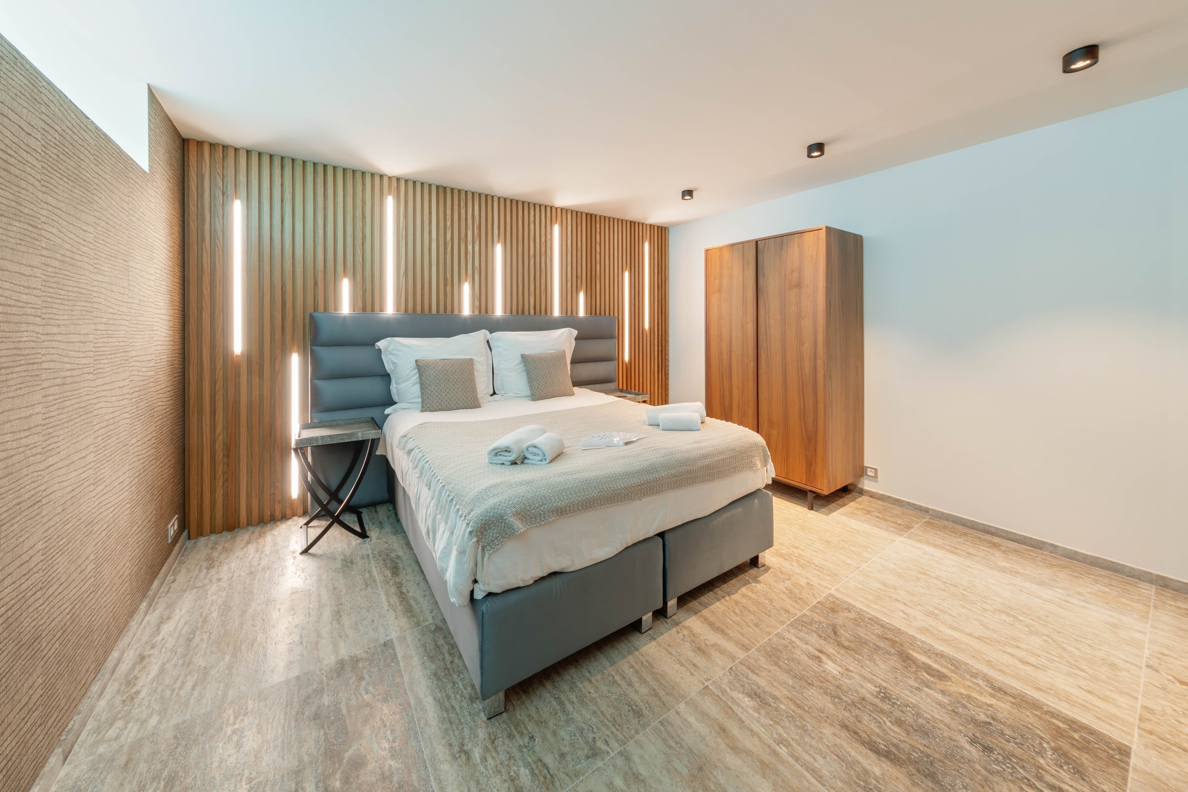 Villa de 310 m² à vendre à Saint-Tropez. 4 chambres avec salles de bains attenantes et vue sur le jardin.