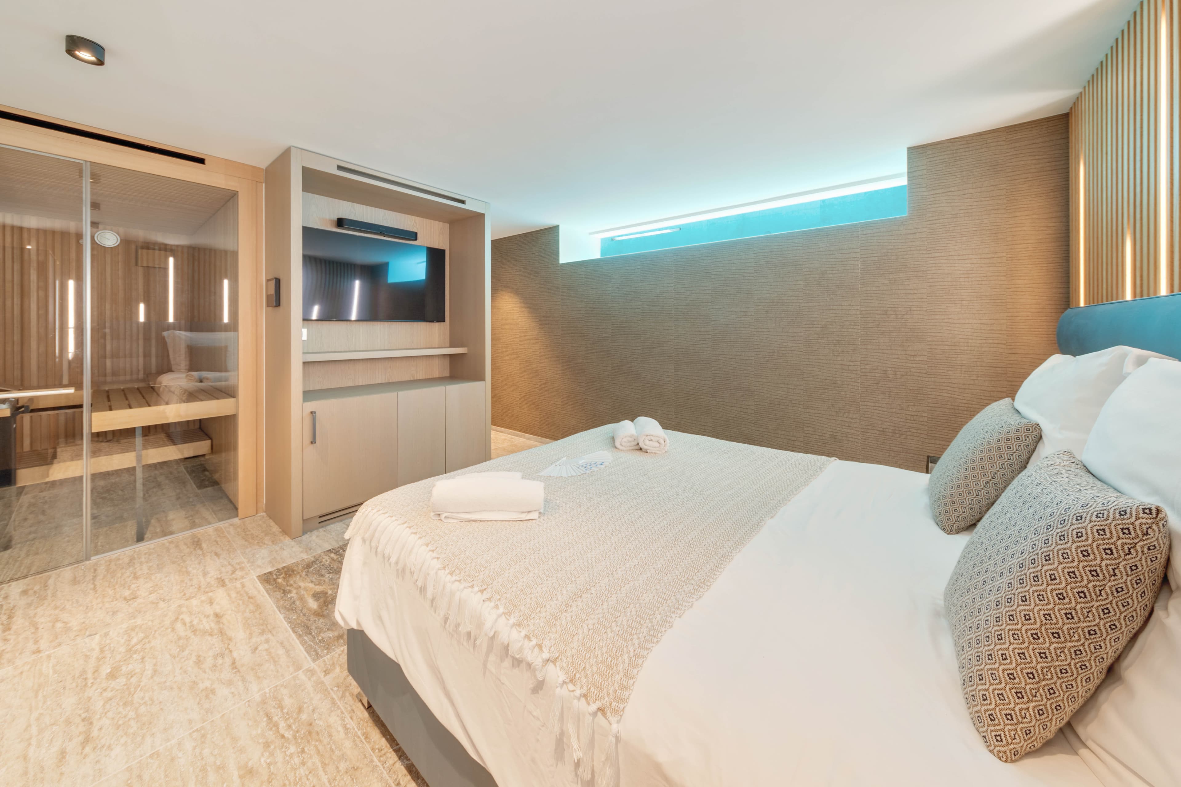 Villa de 310 m² à vendre à Saint-Tropez. 4 chambres avec salles de bains attenantes et vue sur le jardin.