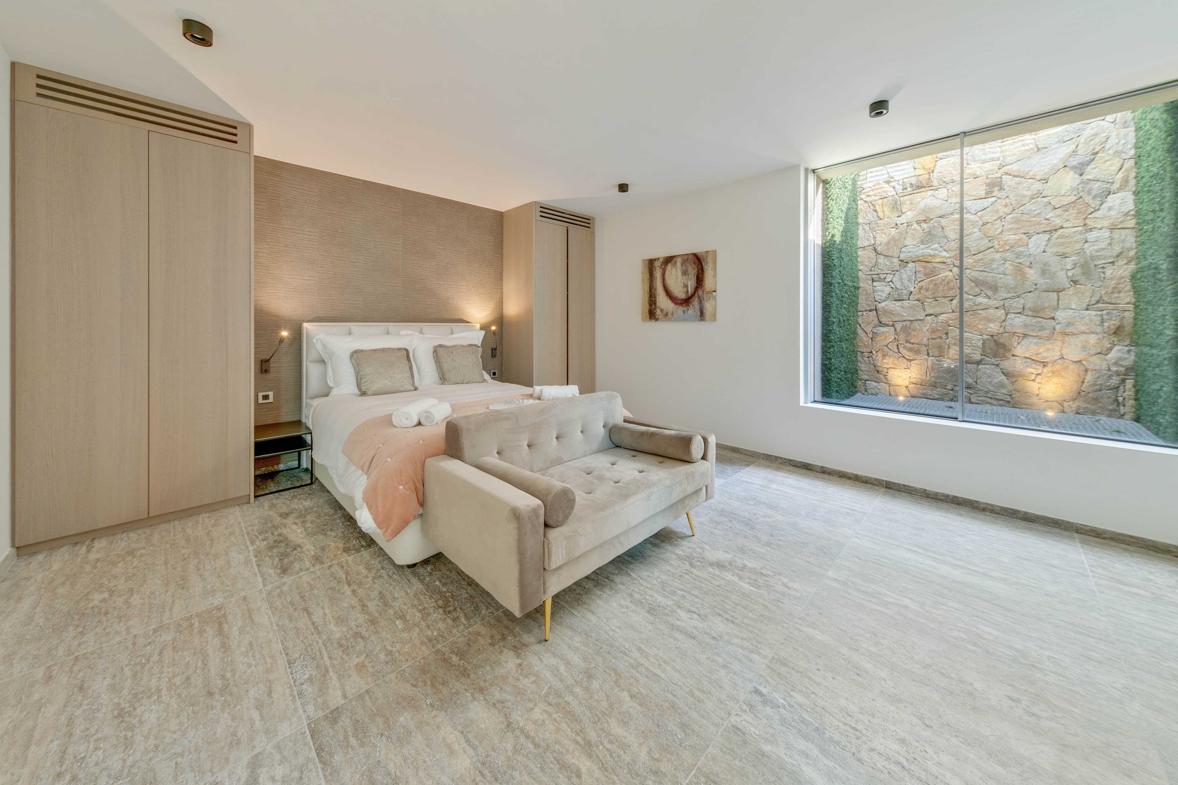 Villa de 310 m² à vendre à Saint-Tropez. 4 chambres avec salles de bains attenantes et vue sur le jardin.