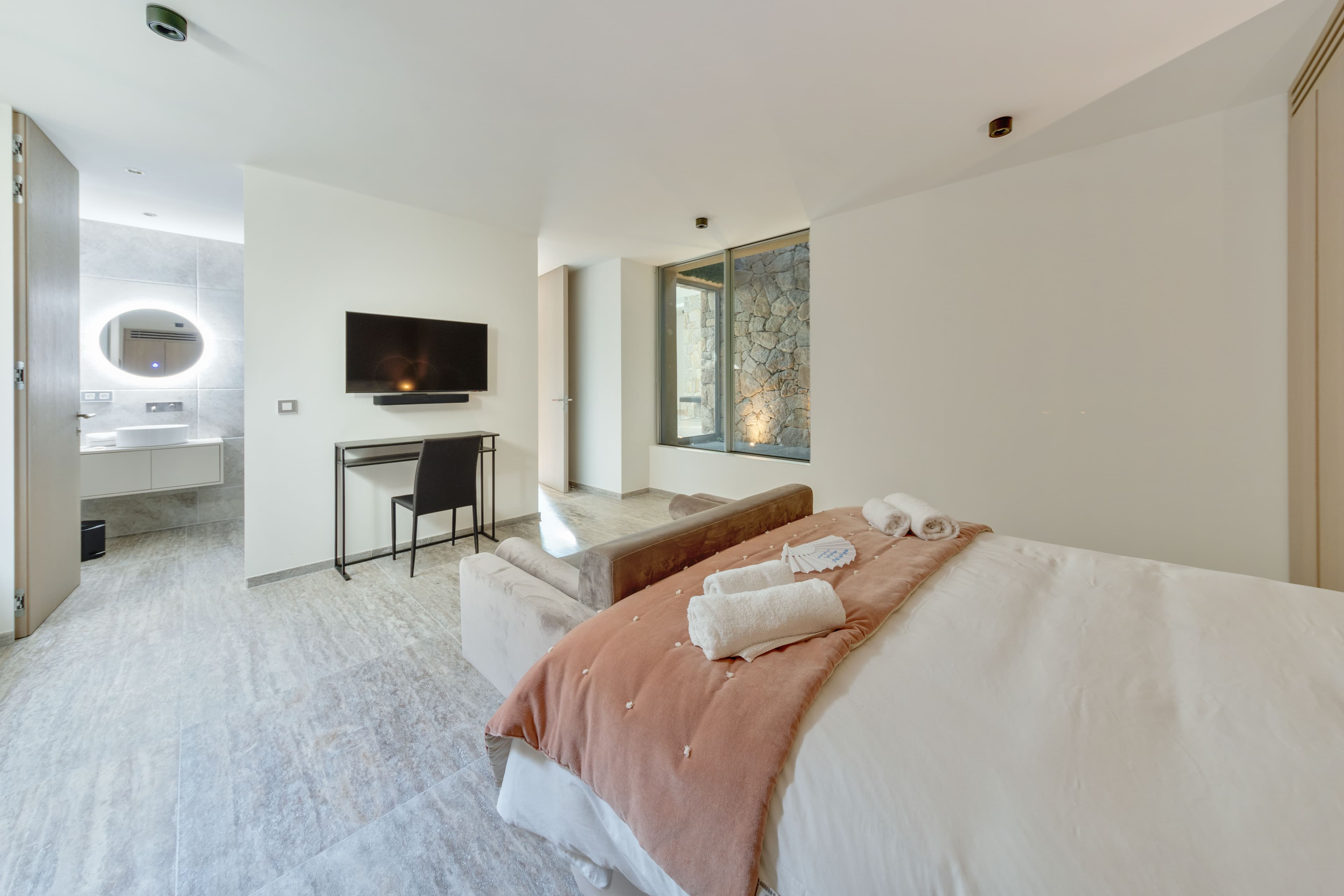 Villa de 310 m² à vendre à Saint-Tropez. 4 chambres avec salles de bains attenantes et vue sur le jardin.