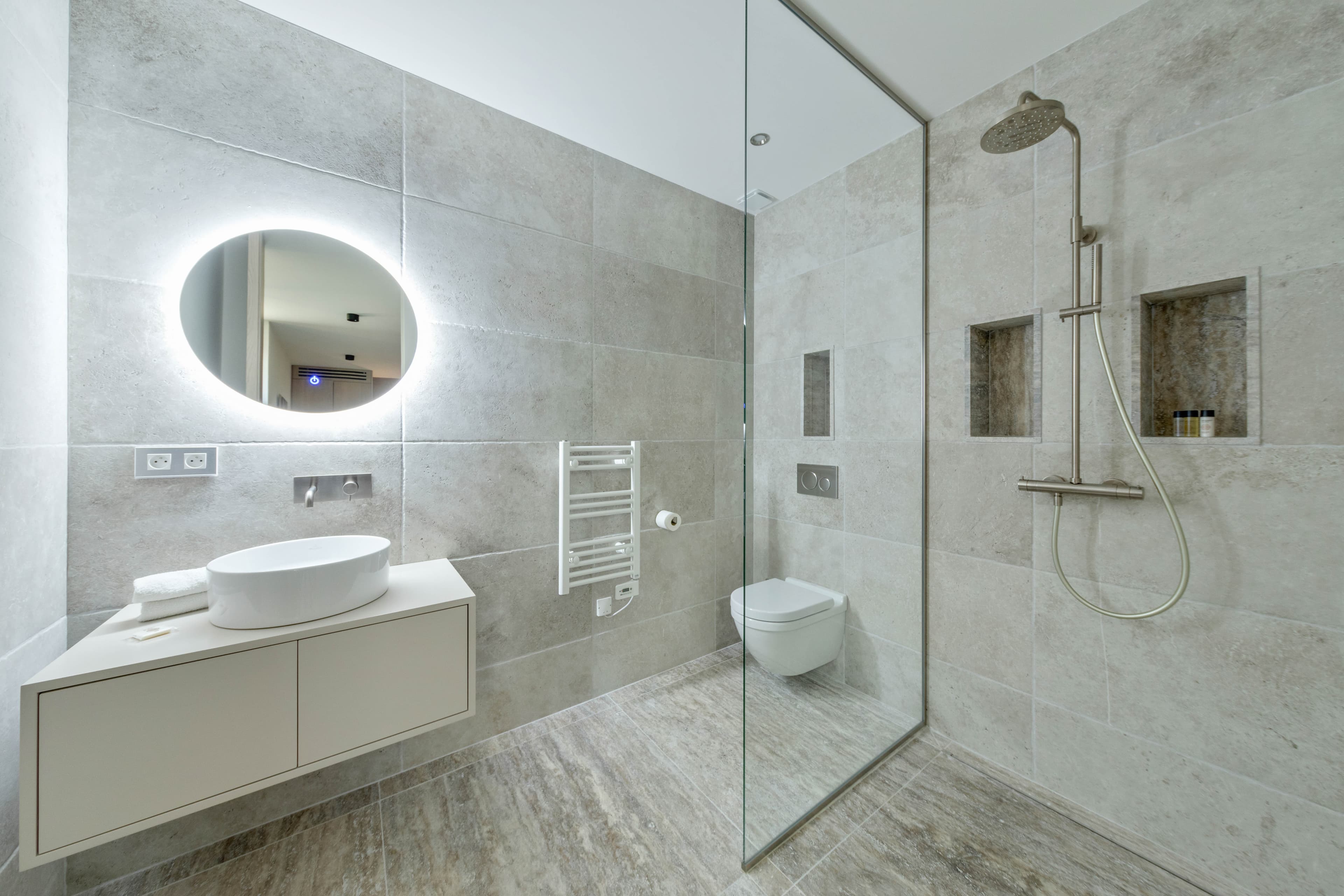 Salle de bains spacieuse et raffinée dans la suite principale. Luxe et confort dans une villa contemporaine à Saint-Tropez.