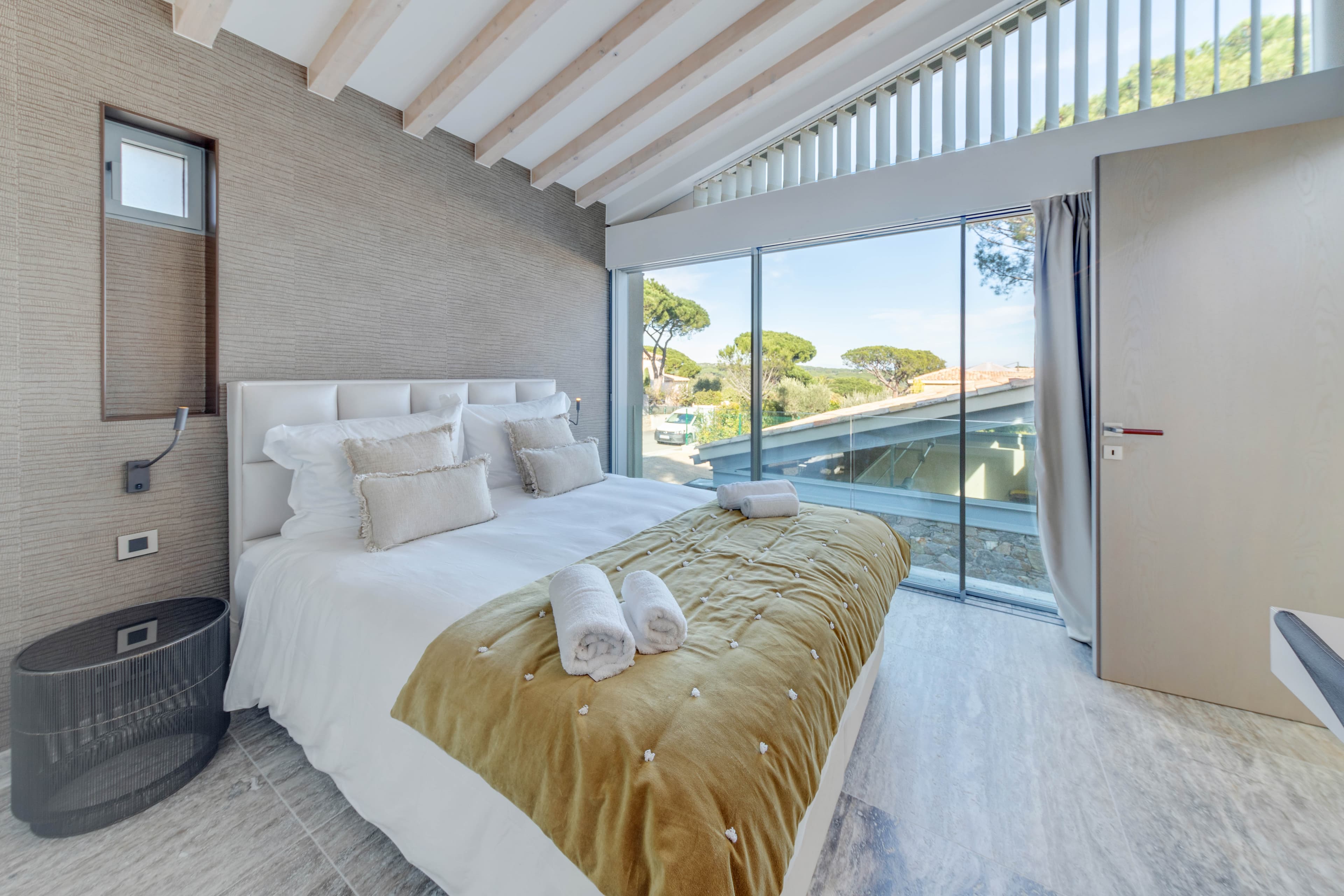 Villa de 310 m² à vendre à Saint-Tropez. 4 chambres avec salles de bains attenantes et vue sur le jardin.