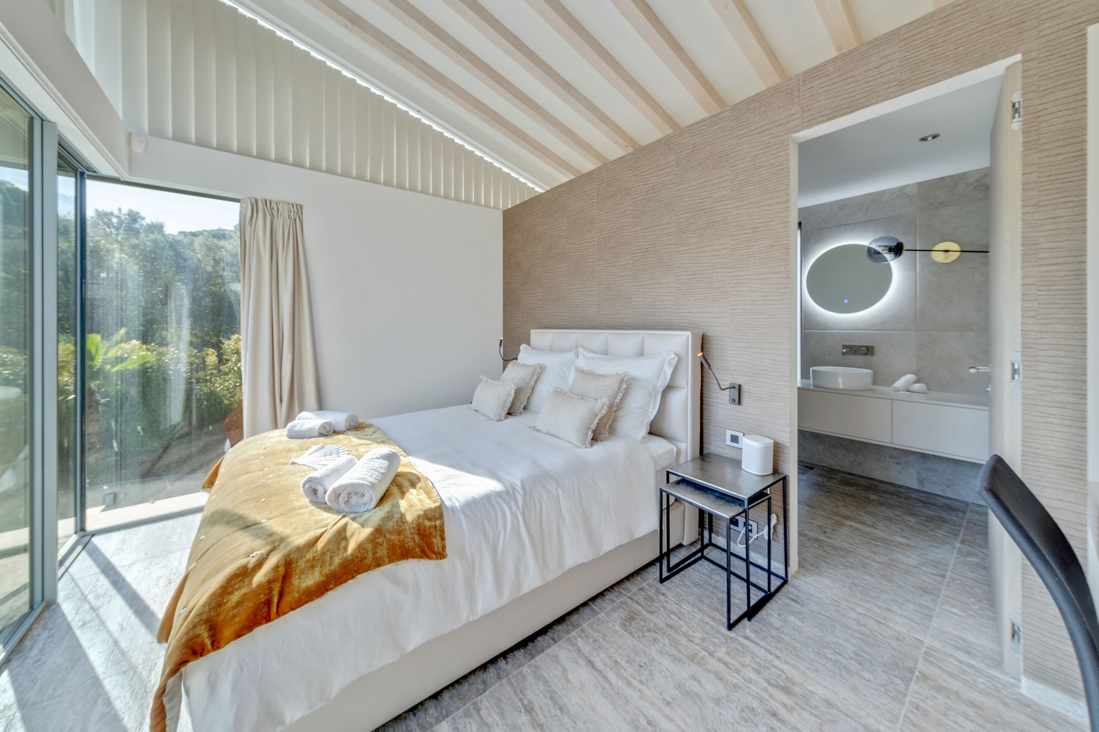 Villa de 310 m² à vendre à Saint-Tropez. 4 chambres avec salles de bains attenantes et vue sur le jardin.