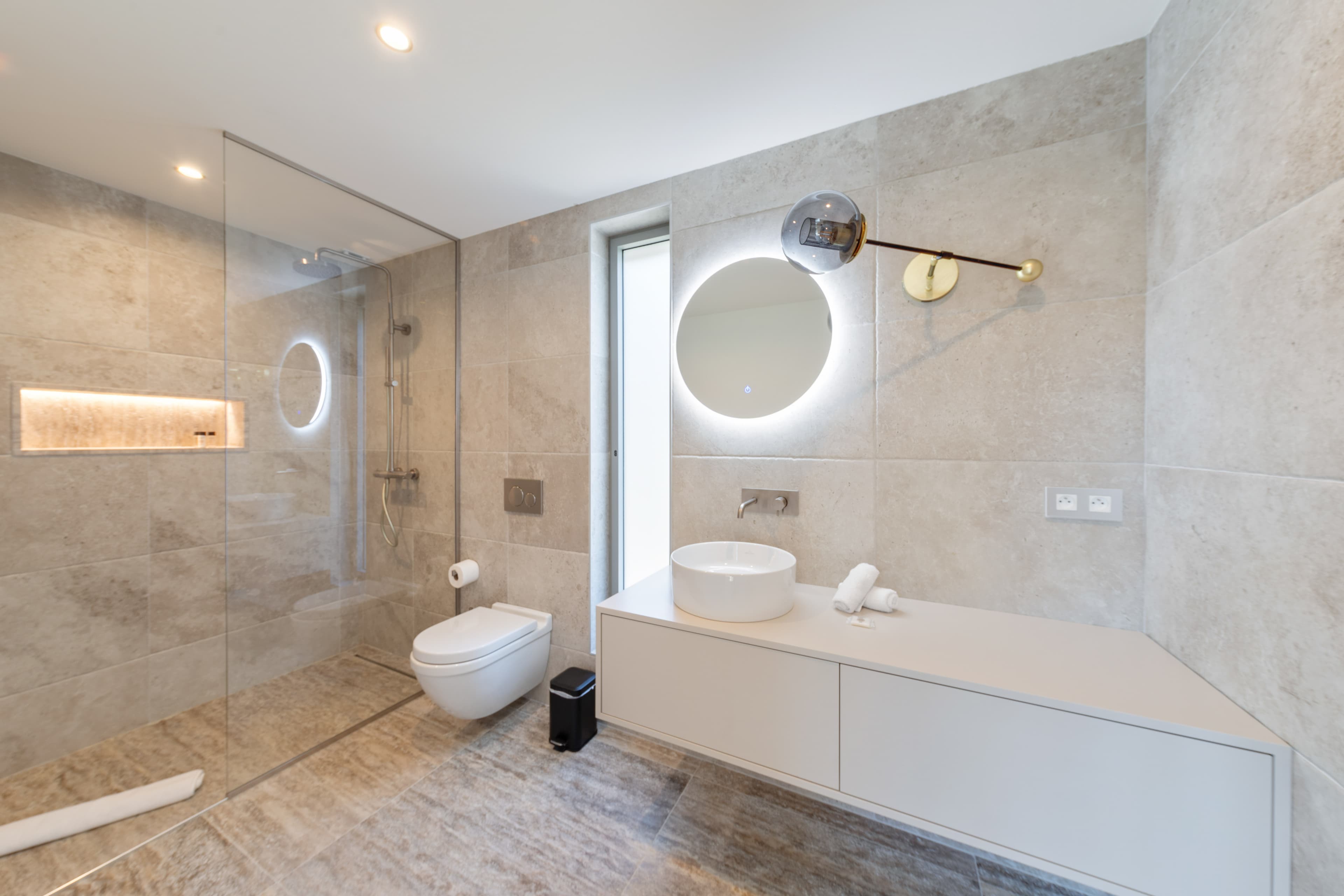 Salle de bains spacieuse et raffinée dans la suite principale. Luxe et confort dans une villa contemporaine à Saint-Tropez.