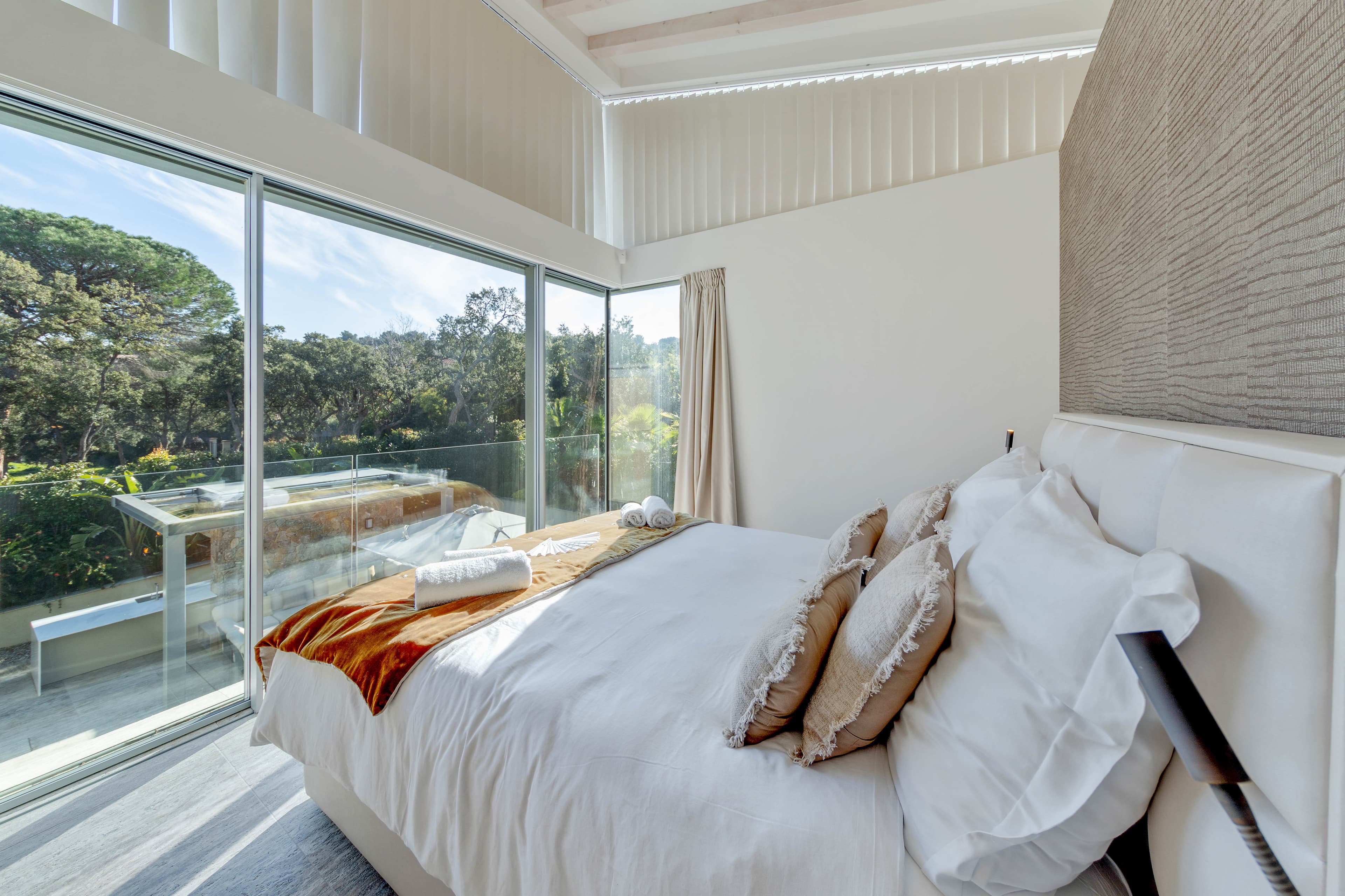 Villa de 310 m² à vendre à Saint-Tropez. 4 chambres avec salles de bains attenantes et vue sur le jardin.