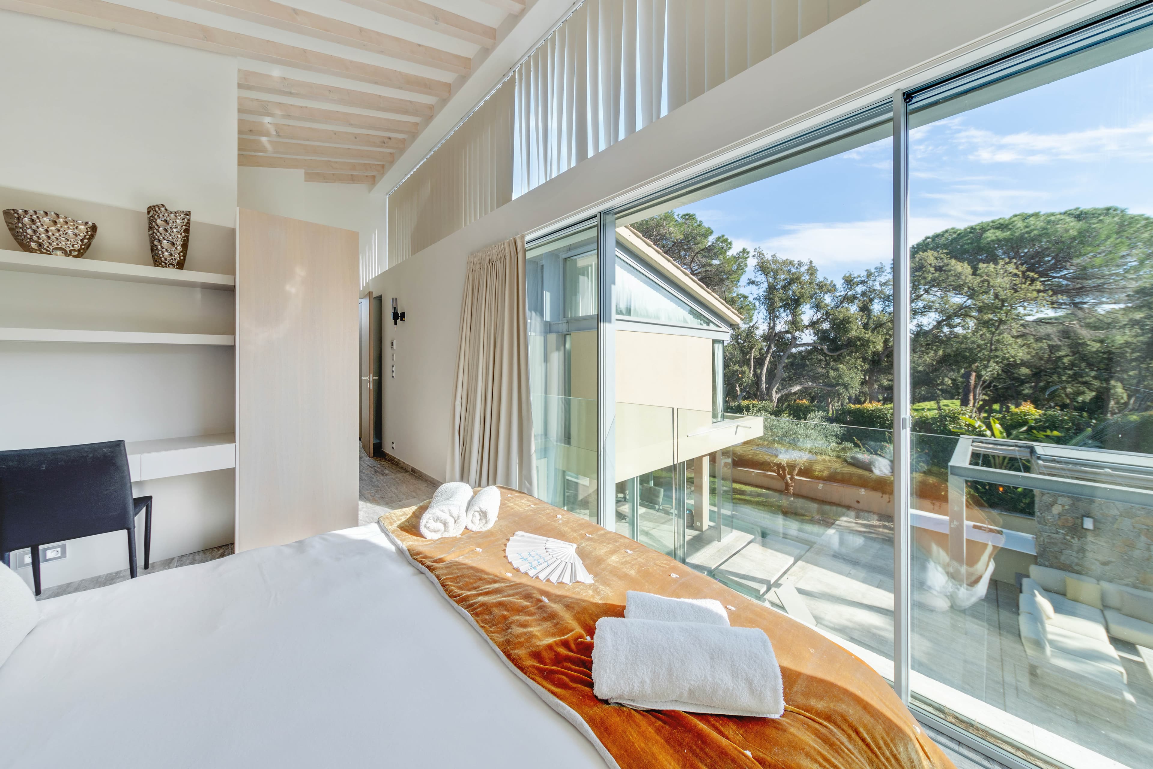 Villa de 310 m² à vendre à Saint-Tropez. 4 chambres avec salles de bains attenantes et vue sur le jardin.