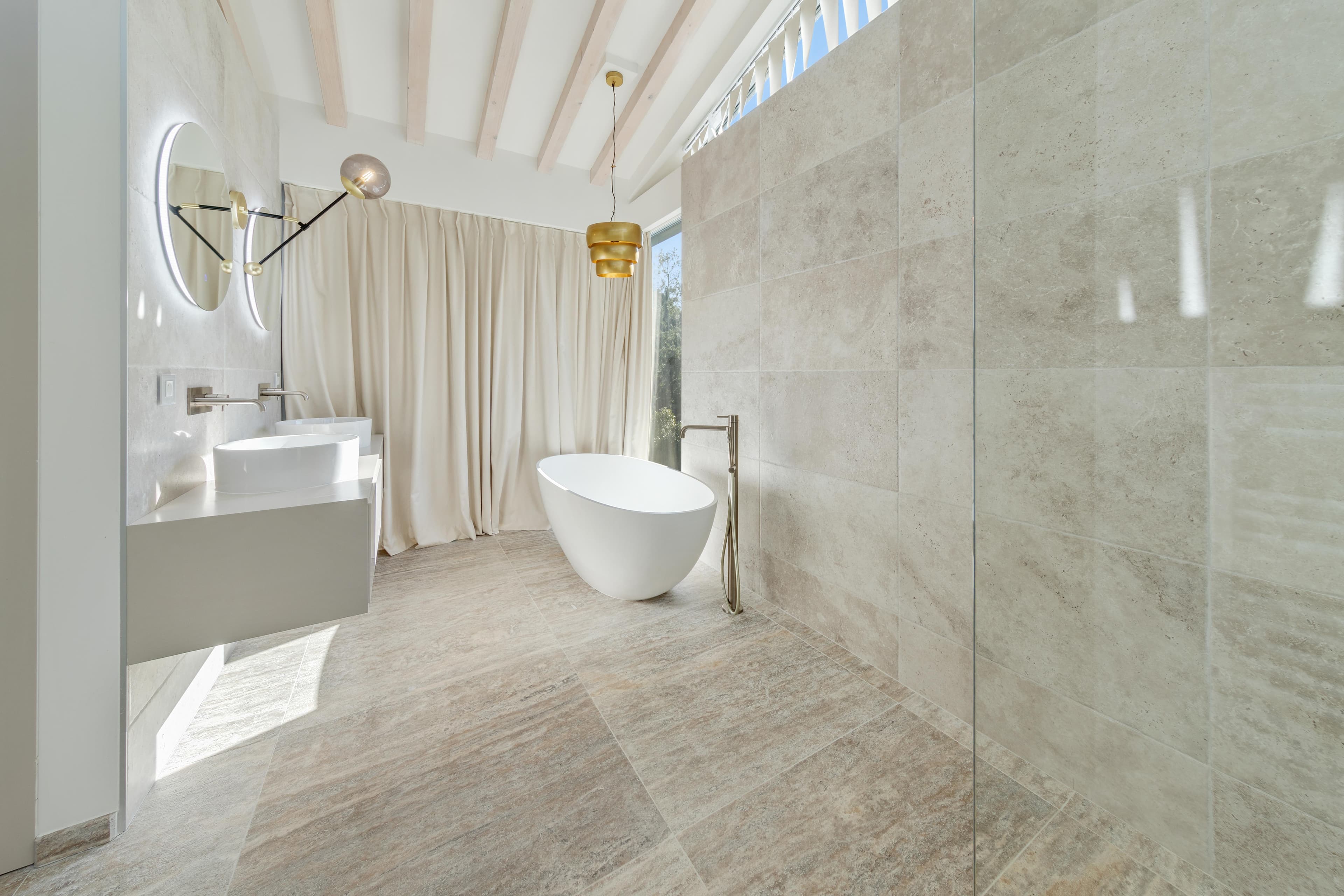 Salle de bains spacieuse et raffinée dans la suite principale. Luxe et confort dans une villa contemporaine à Saint-Tropez.