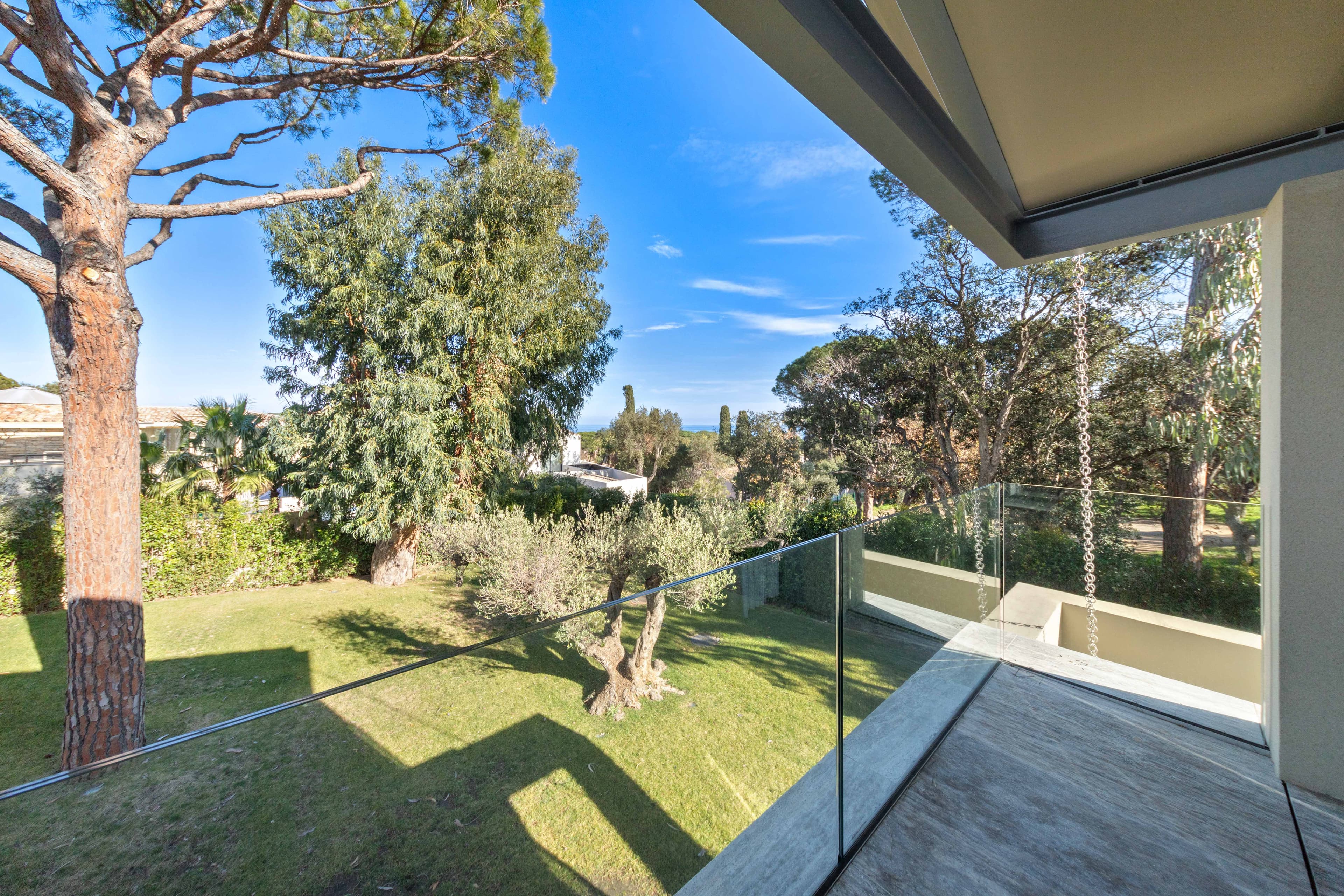 Emplacement d’exception dans le Parc des Salins. À 10 min à pied de la Plage des Salins et proche du centre de Saint-Tropez.