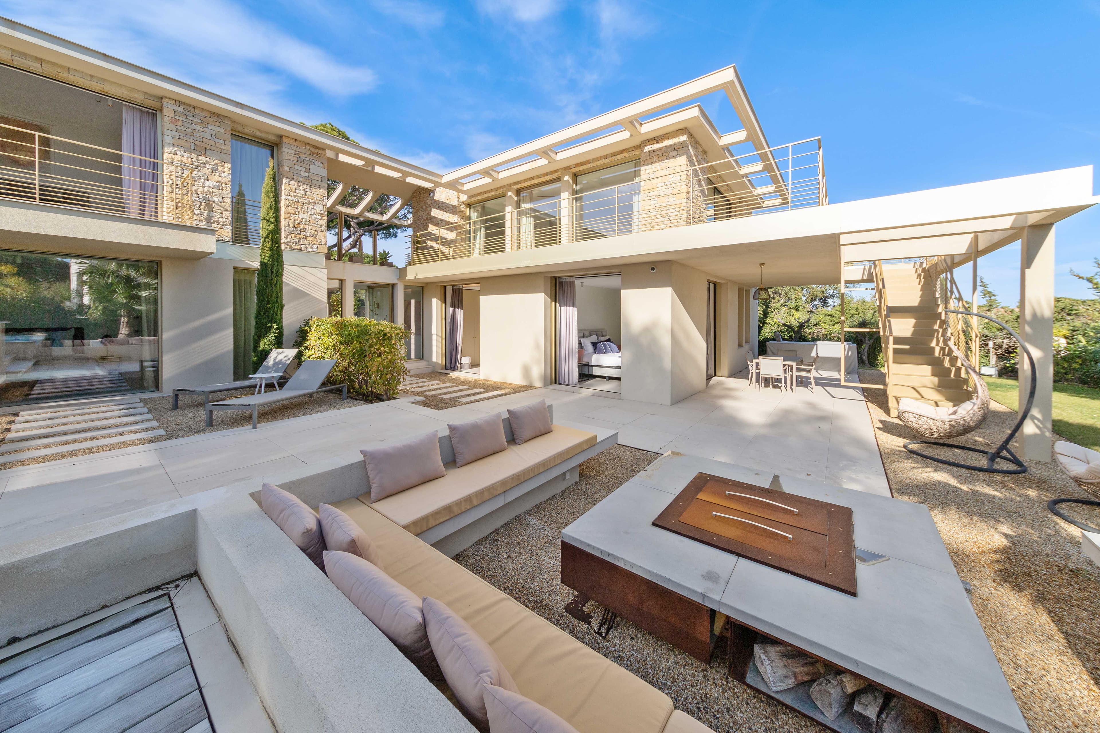 Villa contemporaine à vendre à Saint-Tropez, Parc des Salins. 5 chambres, piscine chauffée, vue mer et accès proche à la Plage des Salins.