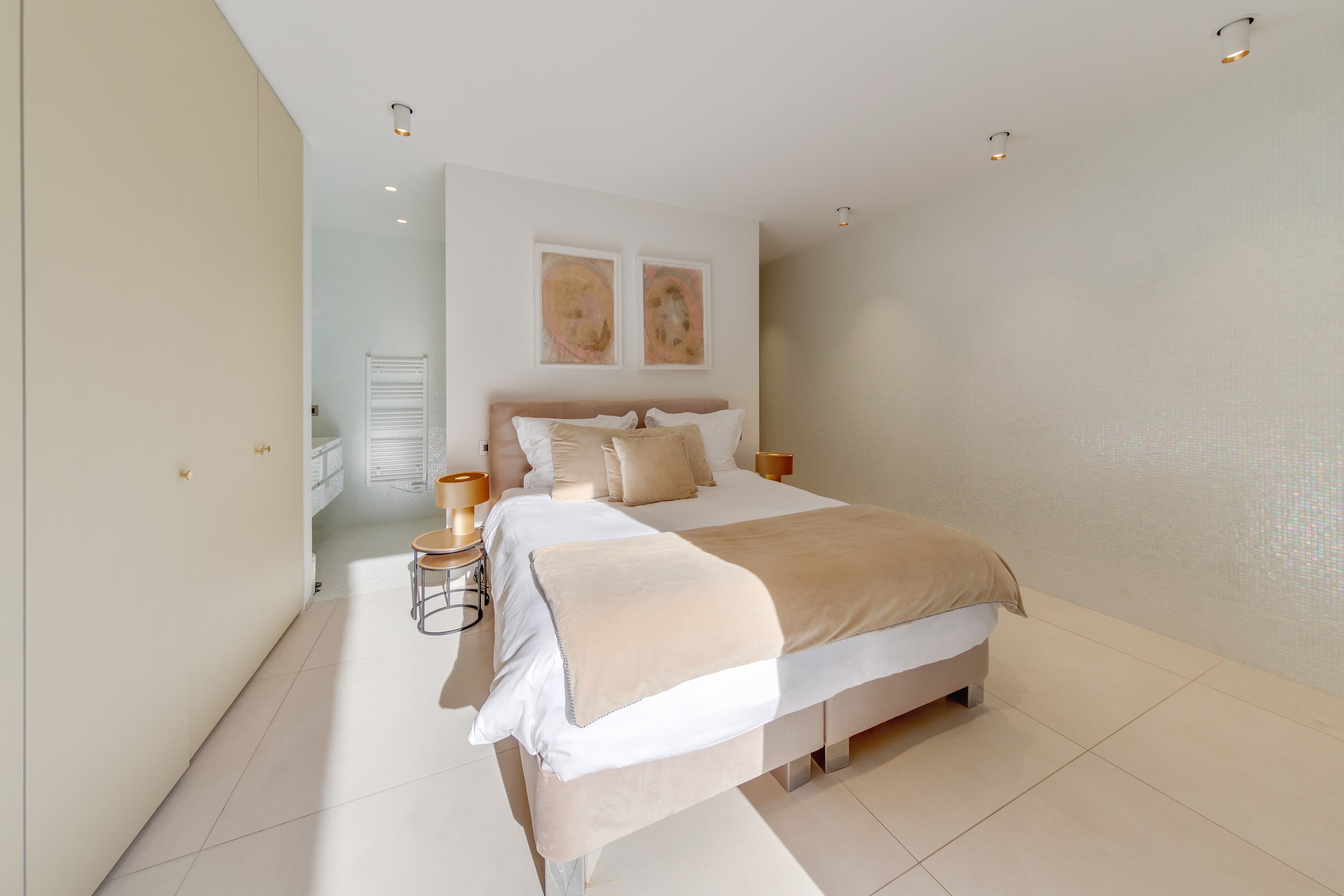 Villa à vendre à Saint-Tropez avec 5 chambres, chacune avec salle de bain. Confort, intimité et vue mer.