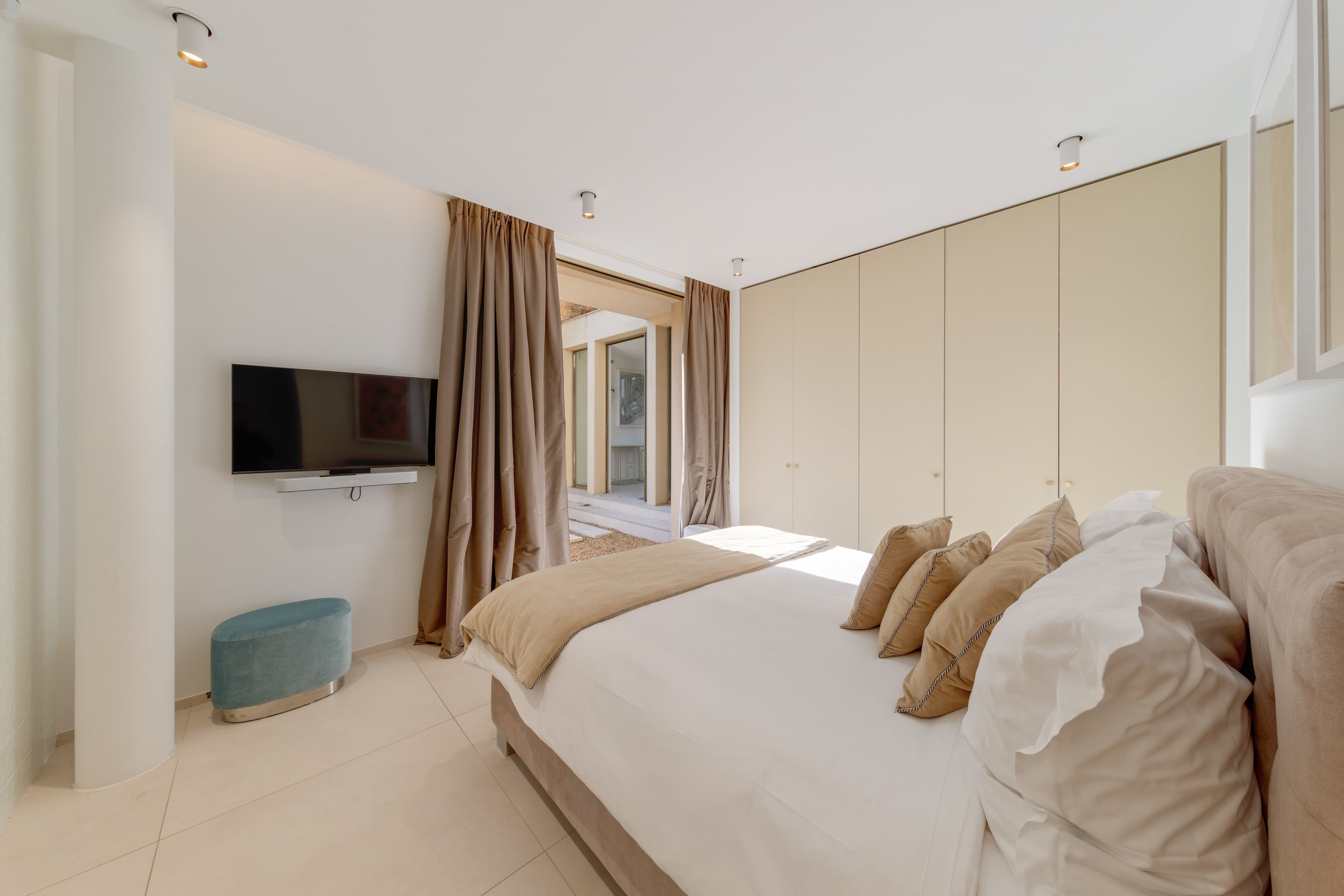 Villa à vendre à Saint-Tropez avec 5 chambres, chacune avec salle de bain. Confort, intimité et vue mer.