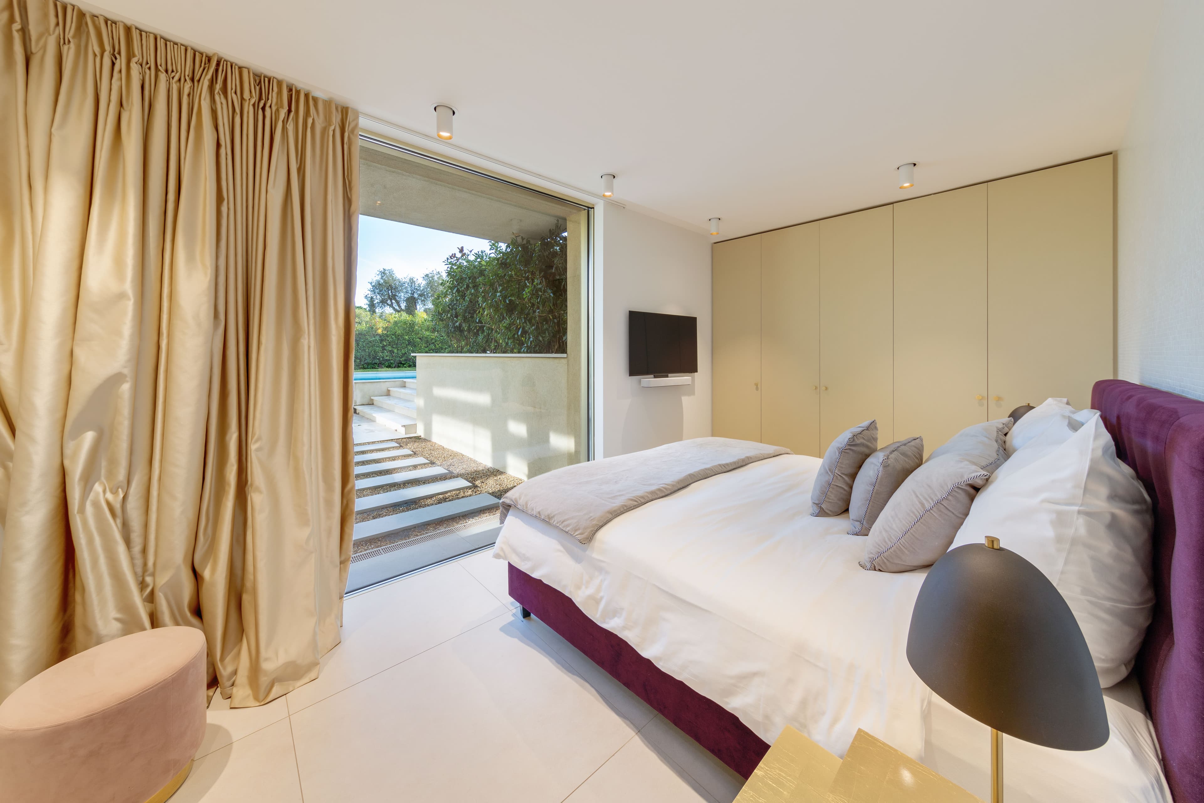 Villa à vendre à Saint-Tropez avec 5 chambres, chacune avec salle de bain. Confort, intimité et vue mer.