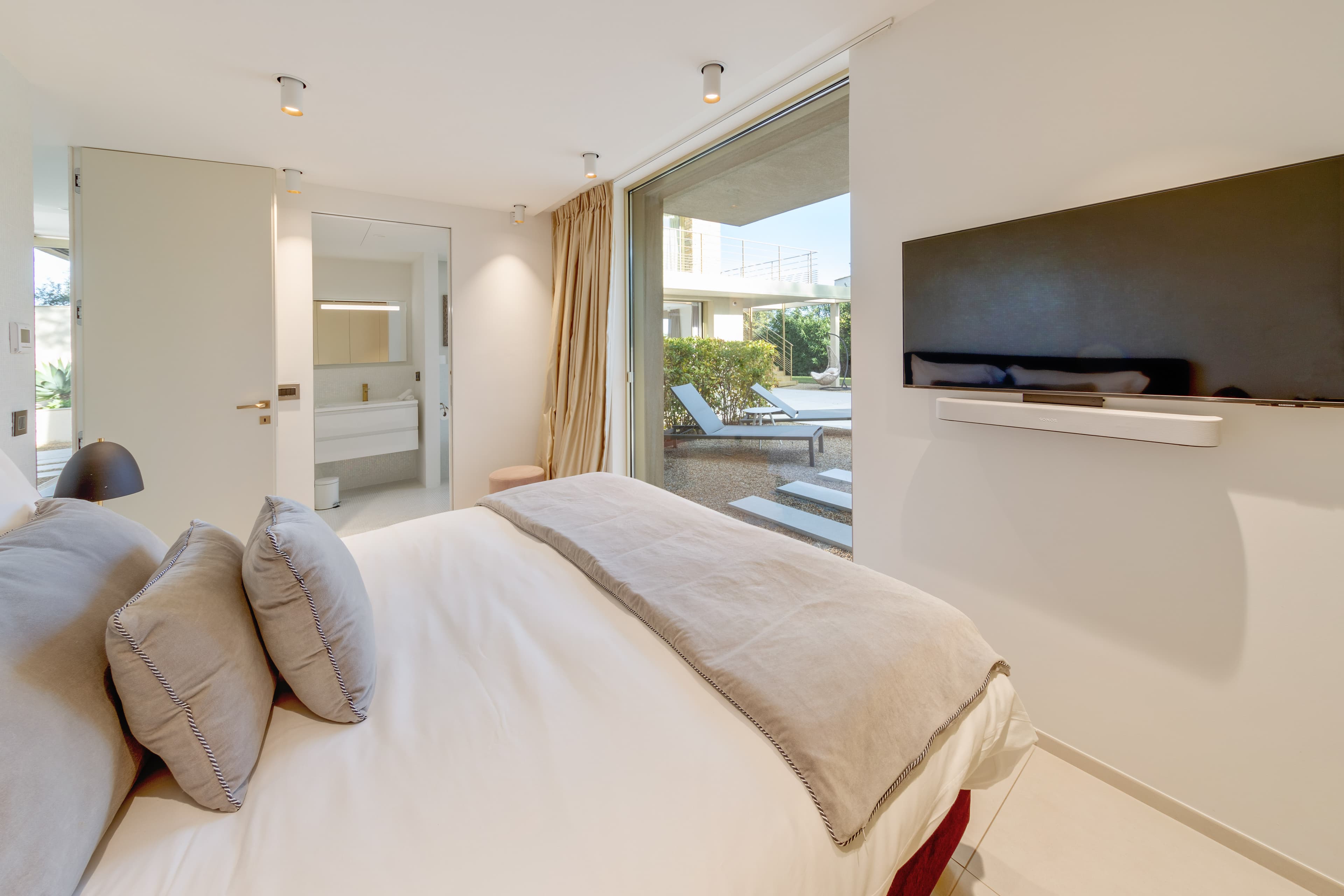 Villa à vendre à Saint-Tropez avec 5 chambres, chacune avec salle de bain. Confort, intimité et vue mer.