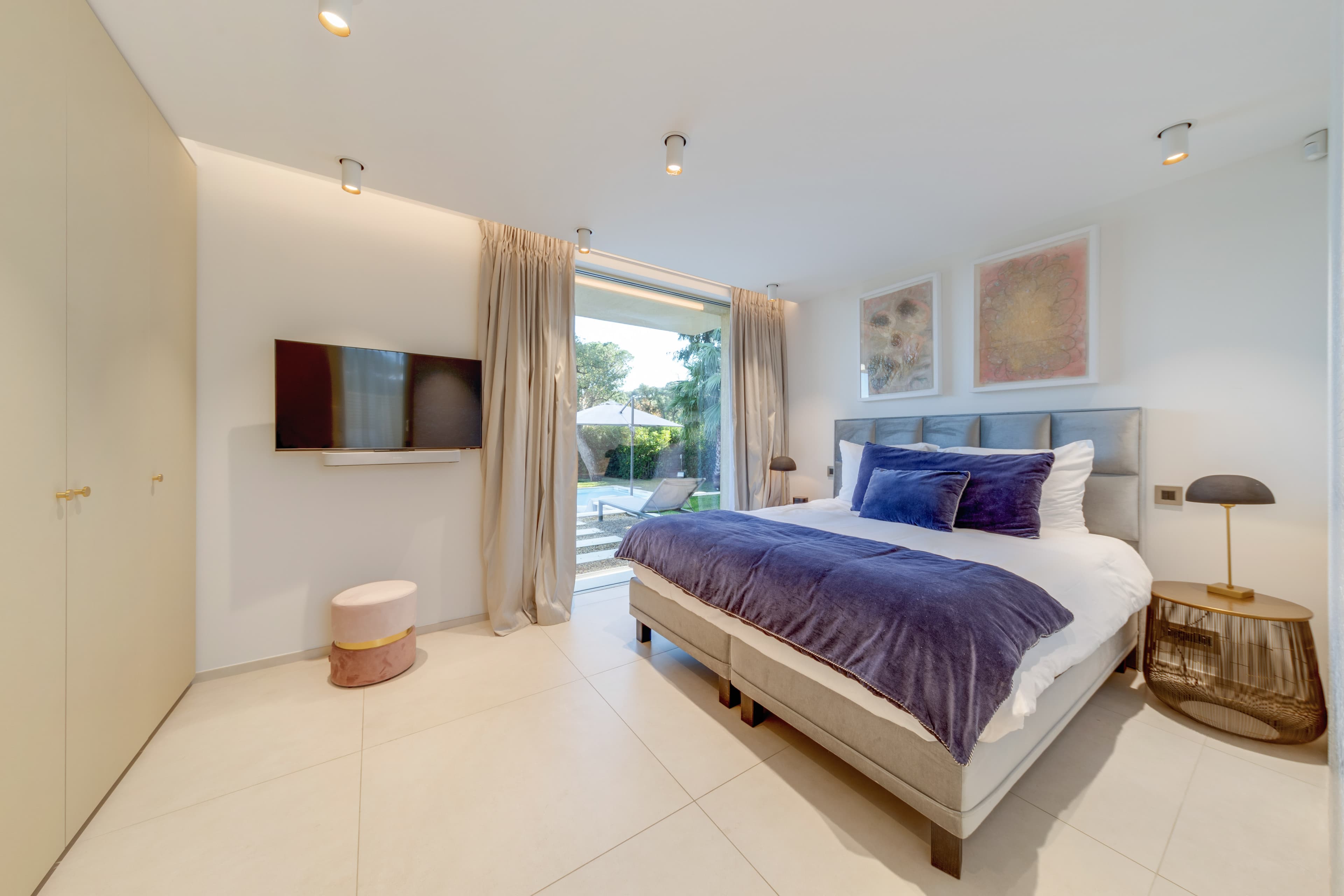 Villa à vendre à Saint-Tropez avec 5 chambres, chacune avec salle de bain. Confort, intimité et vue mer.