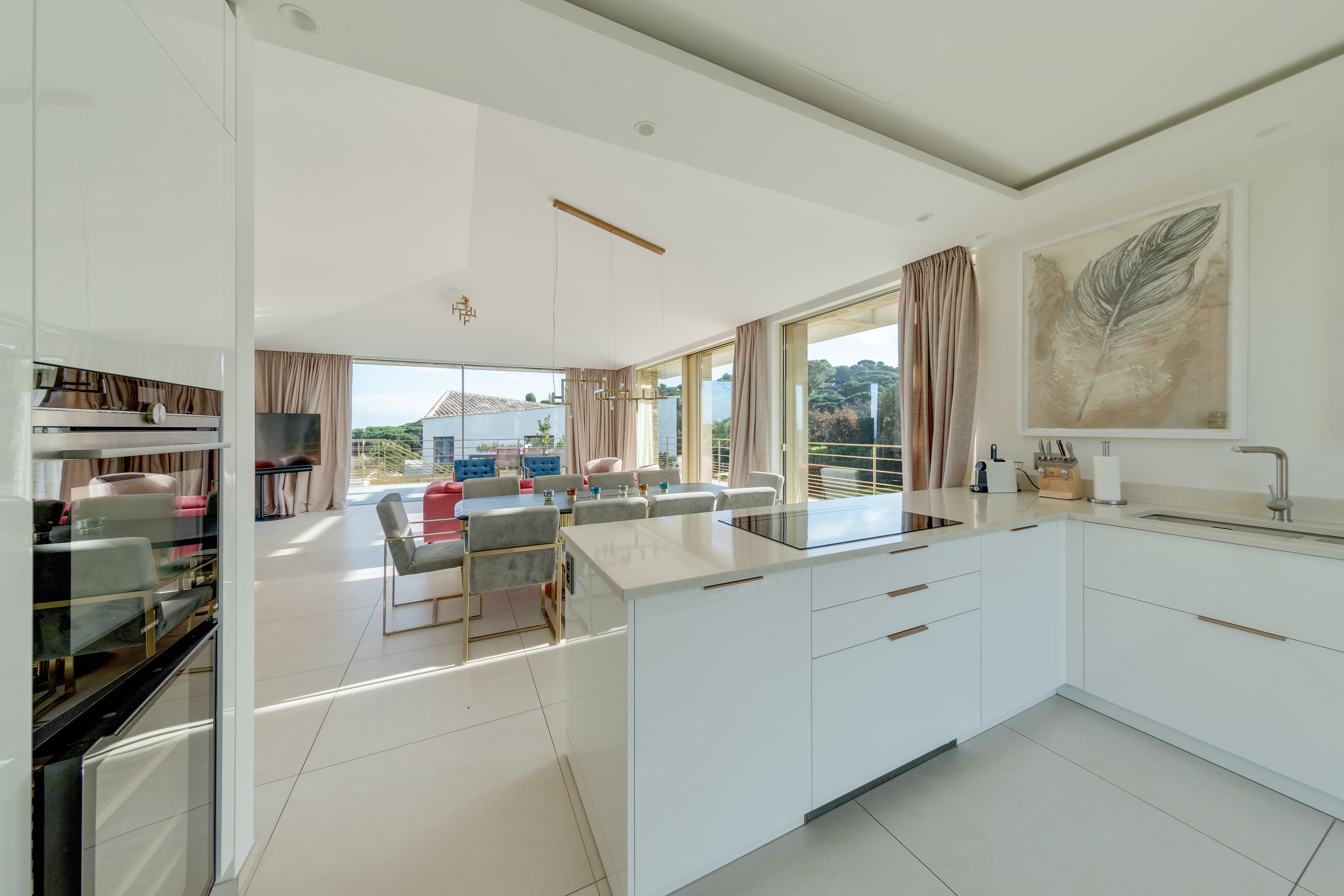 Cuisine ouverte entièrement équipée, design chic et finitions haut de gamme. Villa de 2021 à vendre au Parc des Salins.